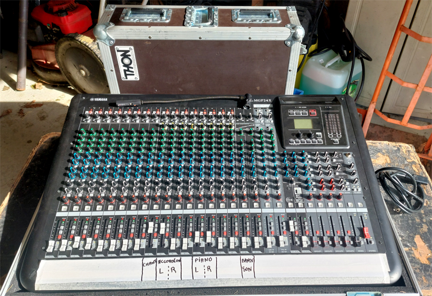 Vends table de mixage Yamaha MGP24 avec accessoires