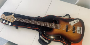 Guitare basse Jack & Danny type Jazz Bass 5 cordes (micros EMG actifs)