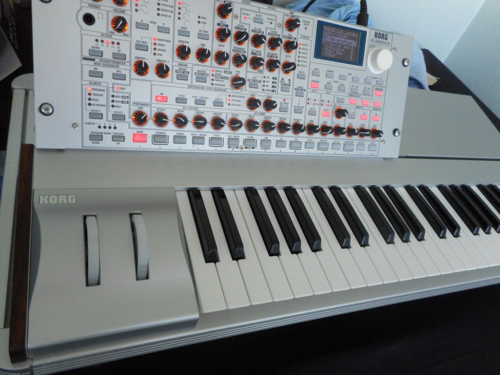 RADIAS KORG KEYBOARD EN PARFAIT ETAT, CARTON D'ORIGINE ET MANUEL