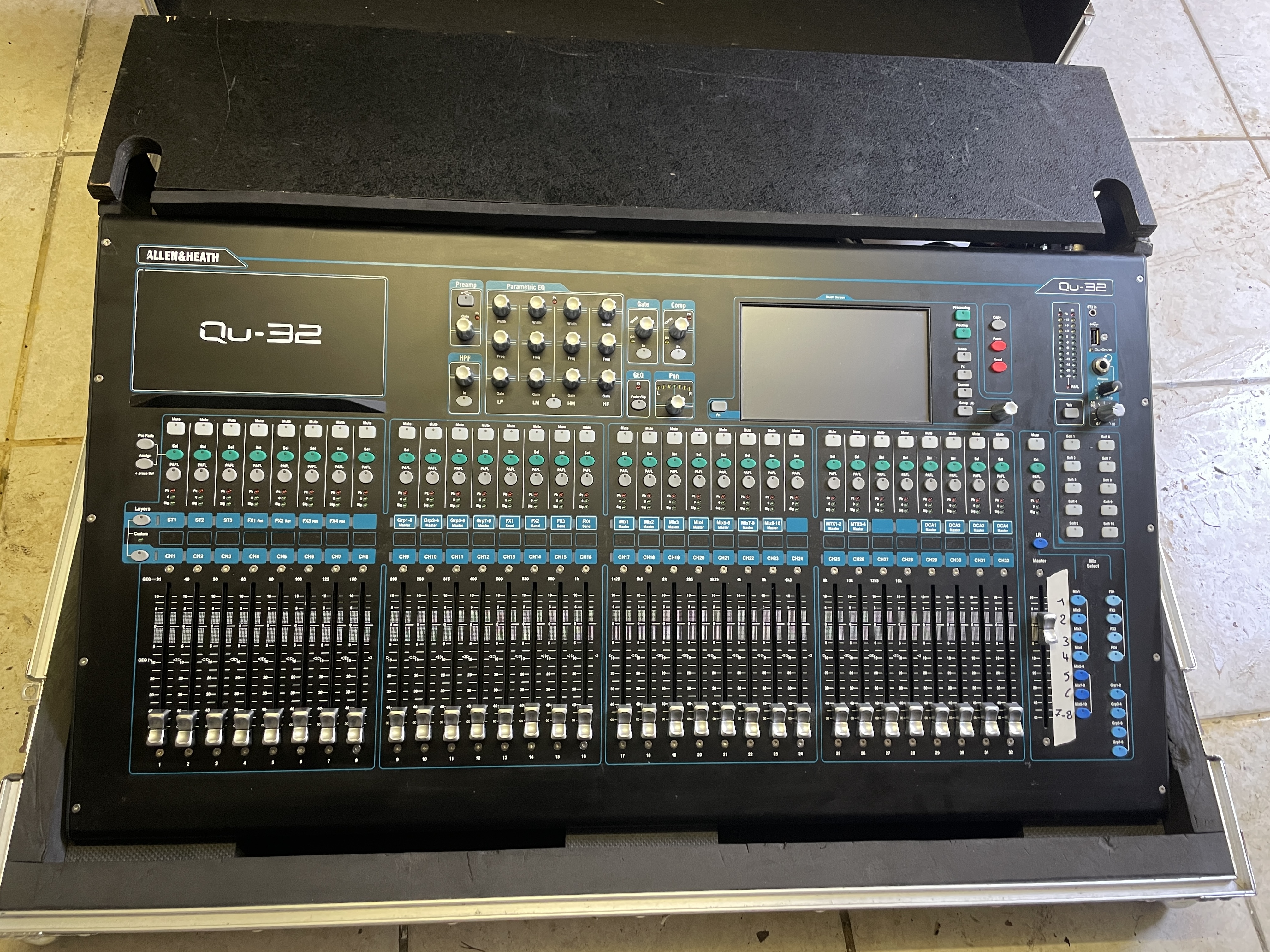 Allen & Heath QU-32 version chrome flight Gator à roulettes 