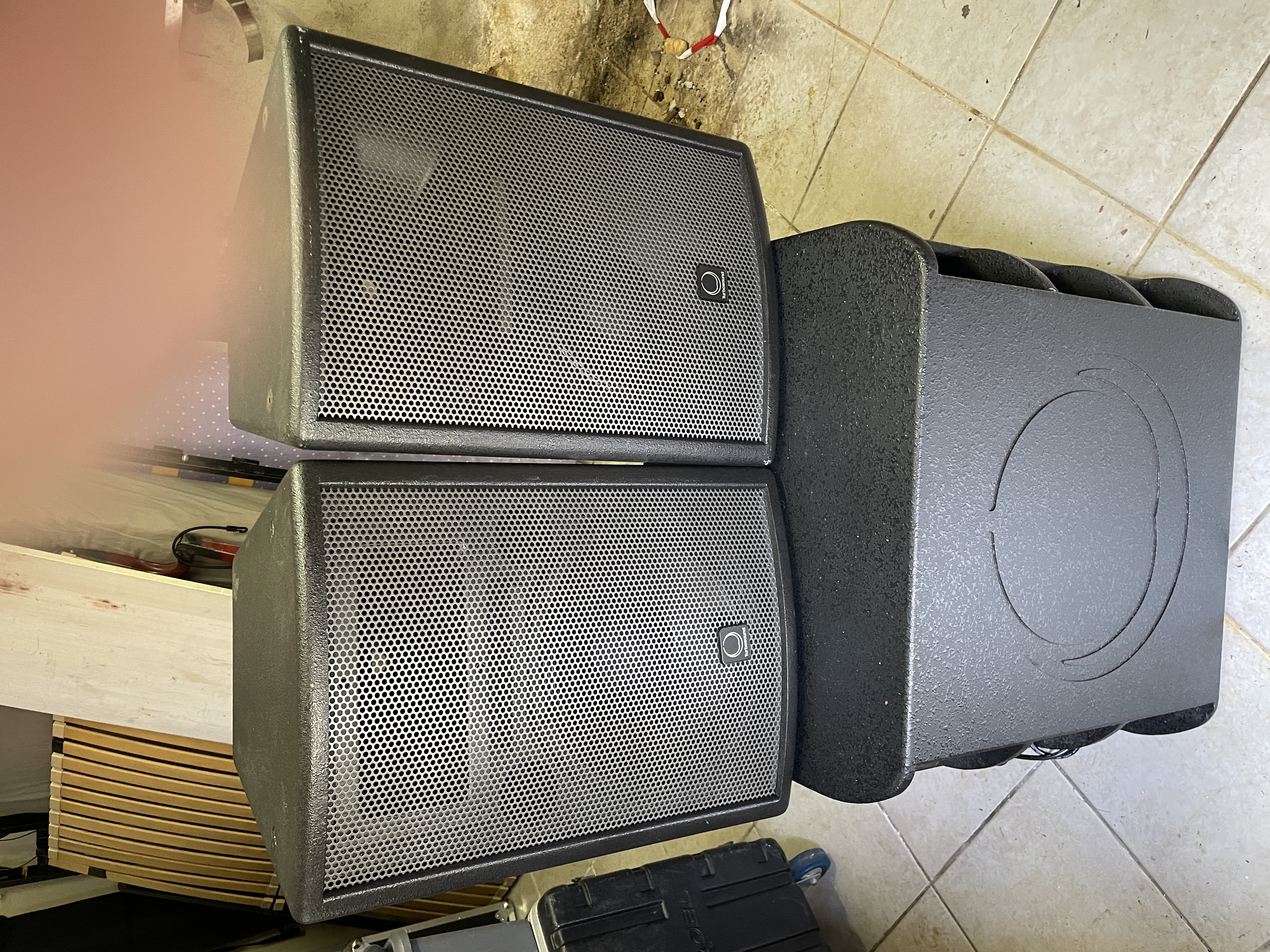 2 enceintes turbosound TXD 121 + amplification le tout en très bon état.