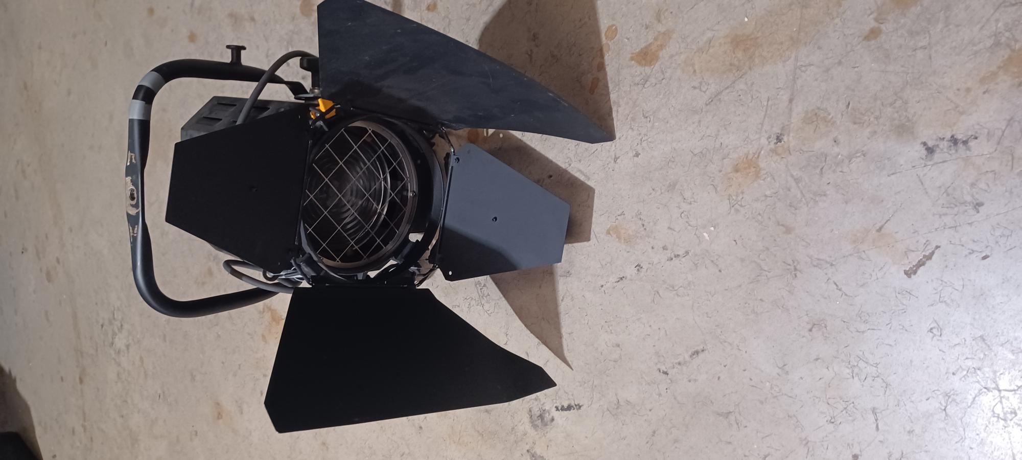 projecteur fresnel 1 Kw DESISTI MONET + flycase
