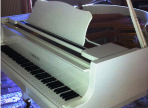 Yamaha Piano 1/4 de queue type GH1 blanc