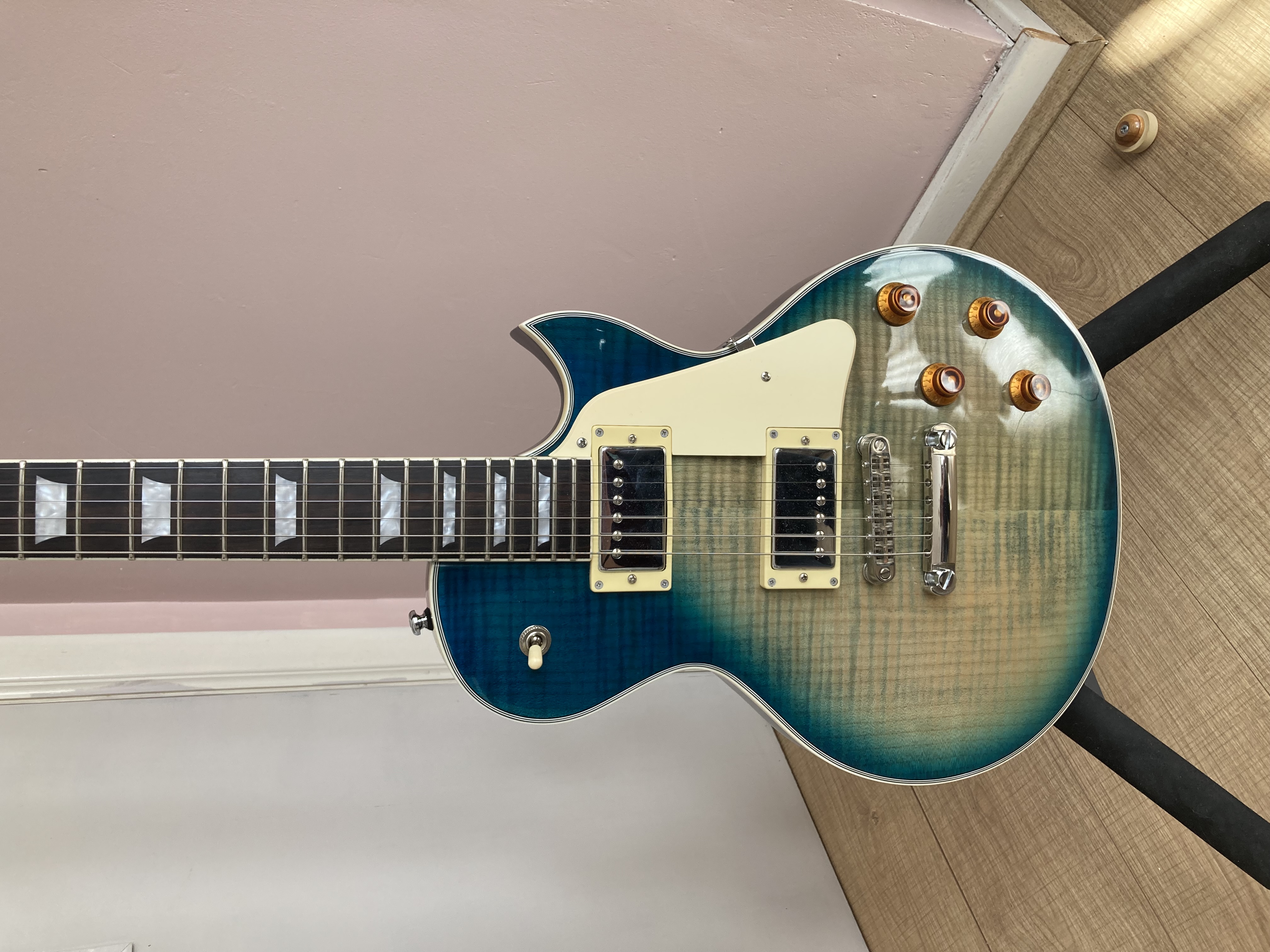Sire Larry Carlton L7