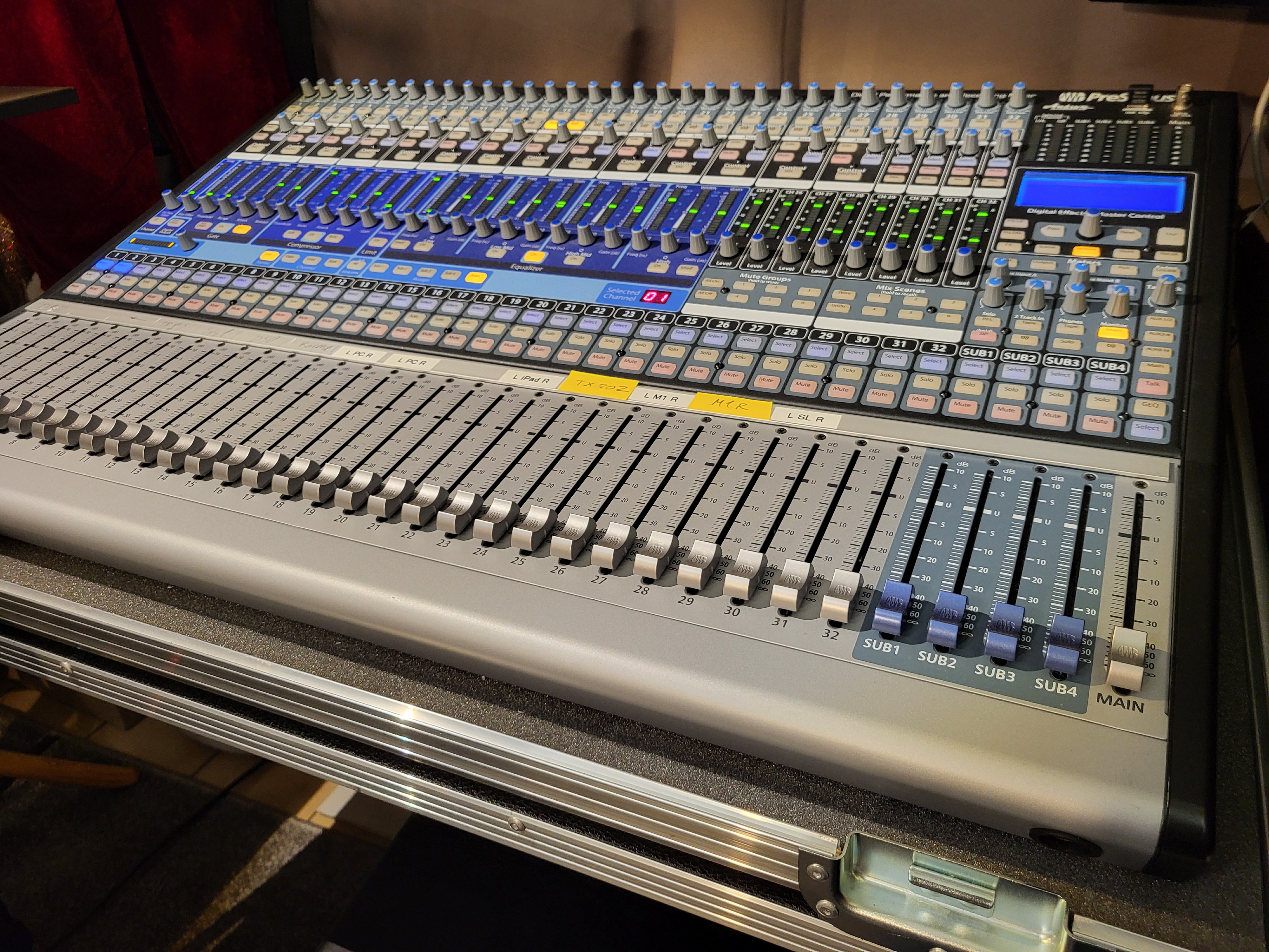 Table de mixage numérique Presonus StudioLive 32.4.2AI montée en flight case