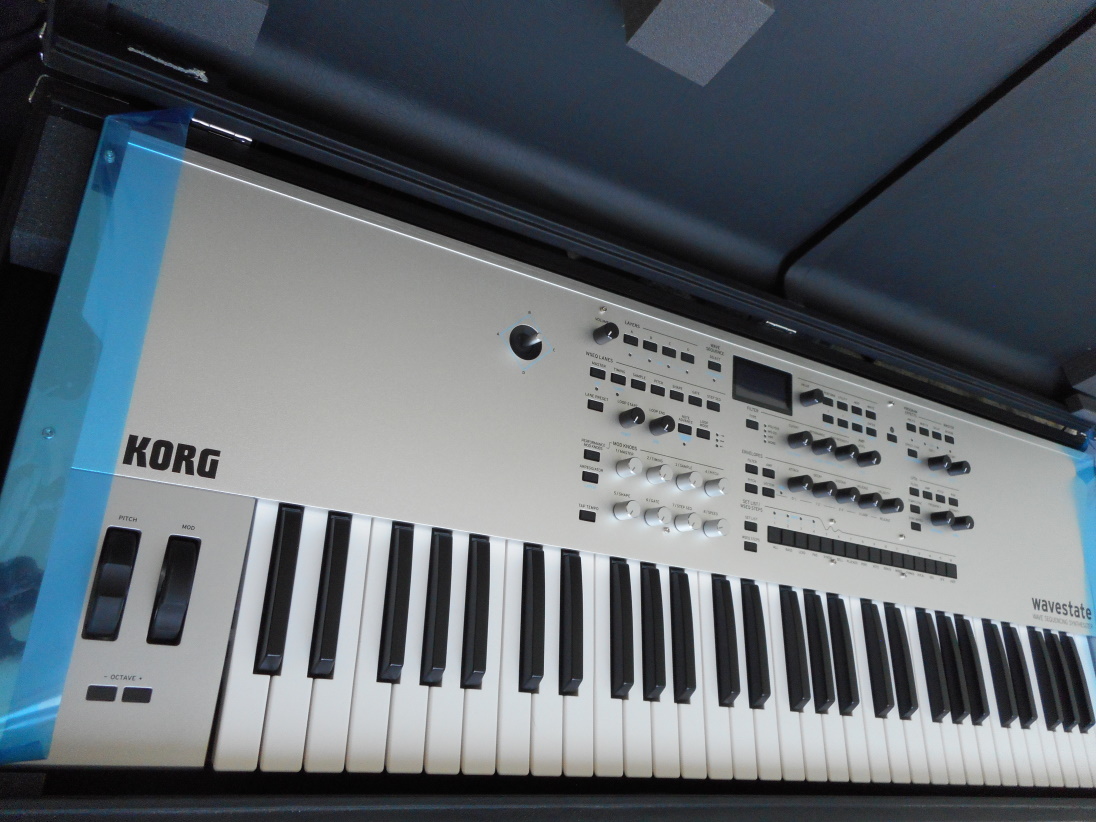 WAVESTATE SE KORG EDITION LIMITEE PLATINUM 61 NOTES EN ETAT NEUF DANS SA VALISE KORG ET CARTON D'ORIGINE