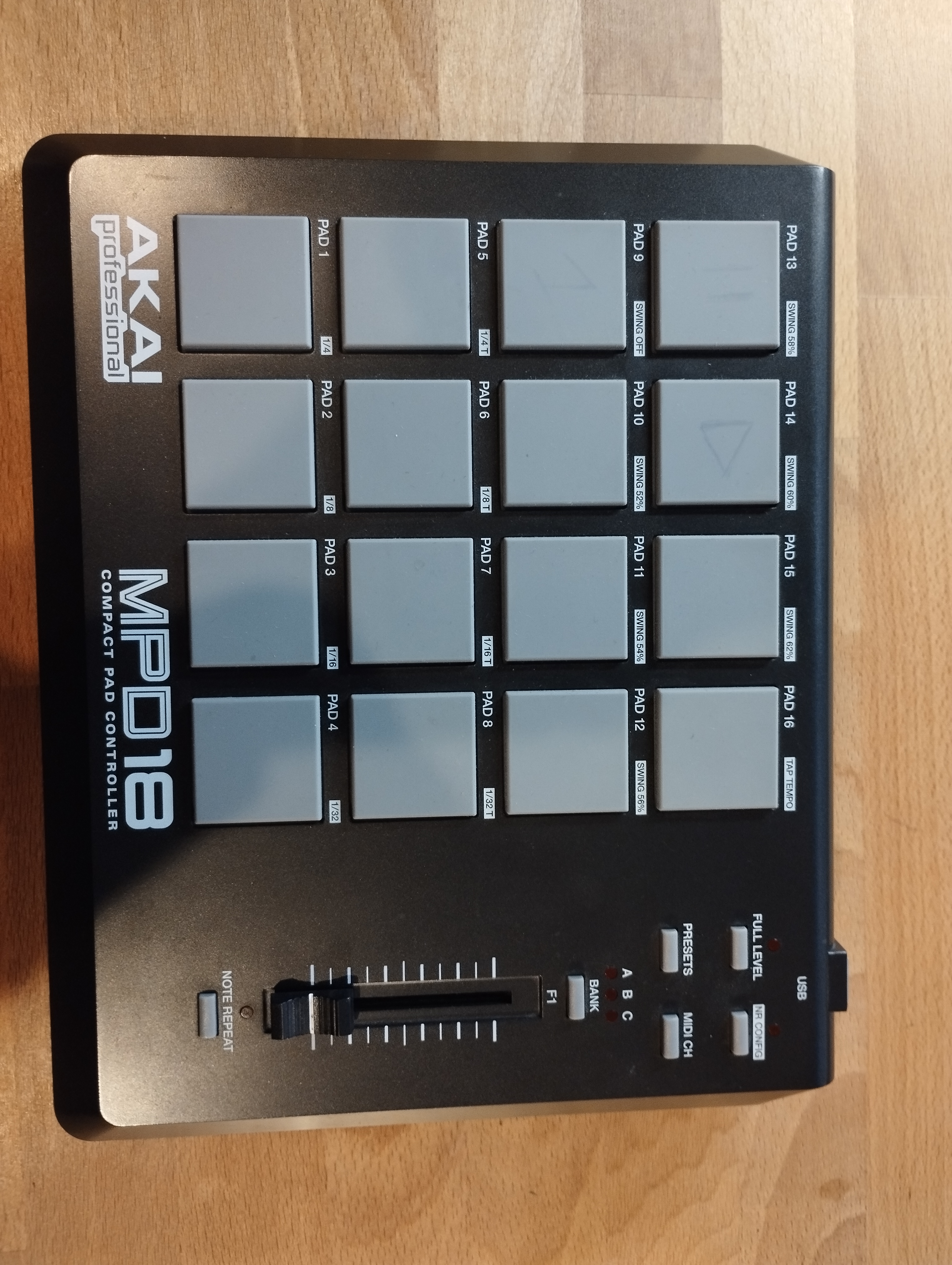 Akai Professional MPD18 (2073)