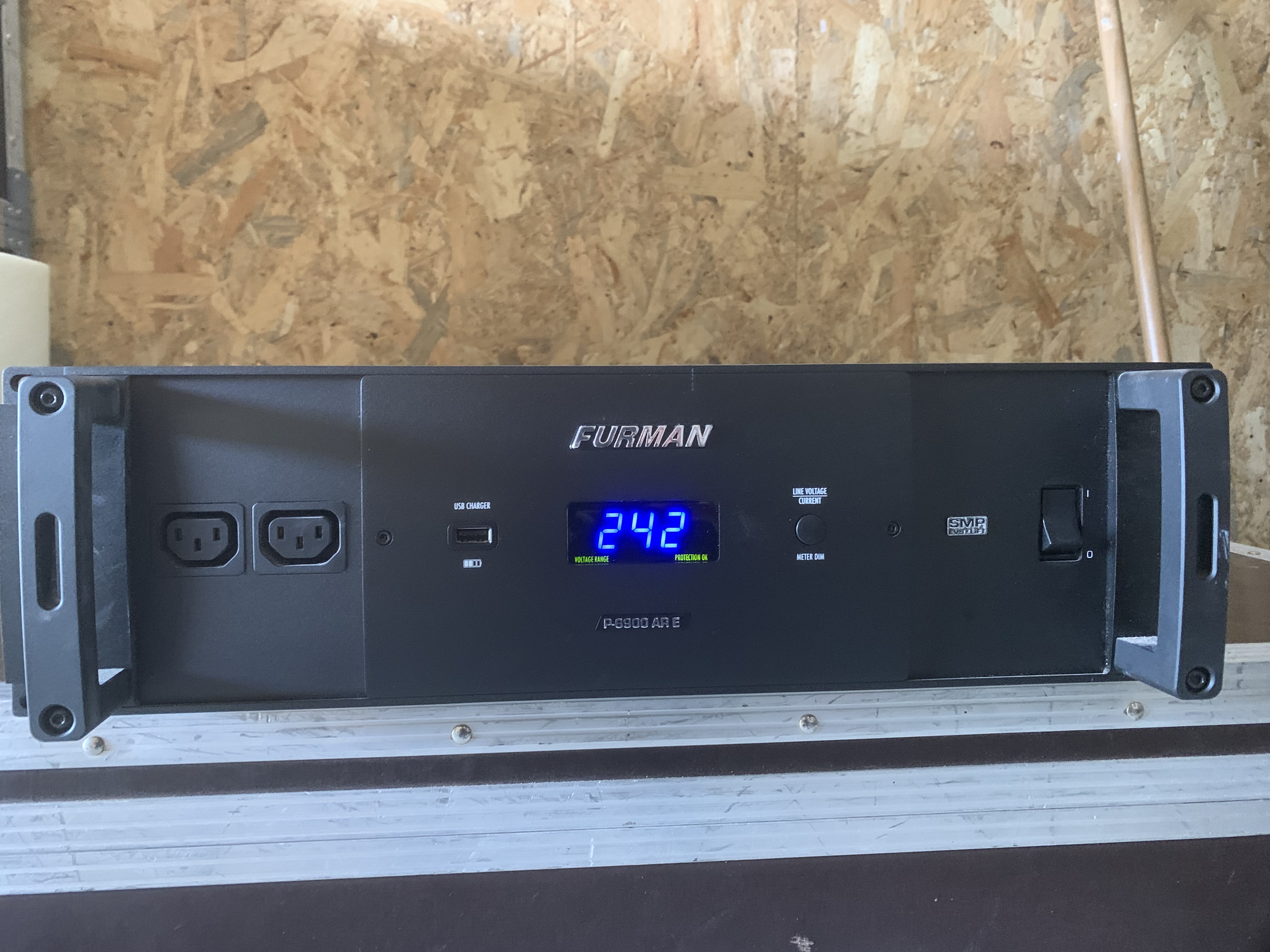 Vends régulateur de tension Furman