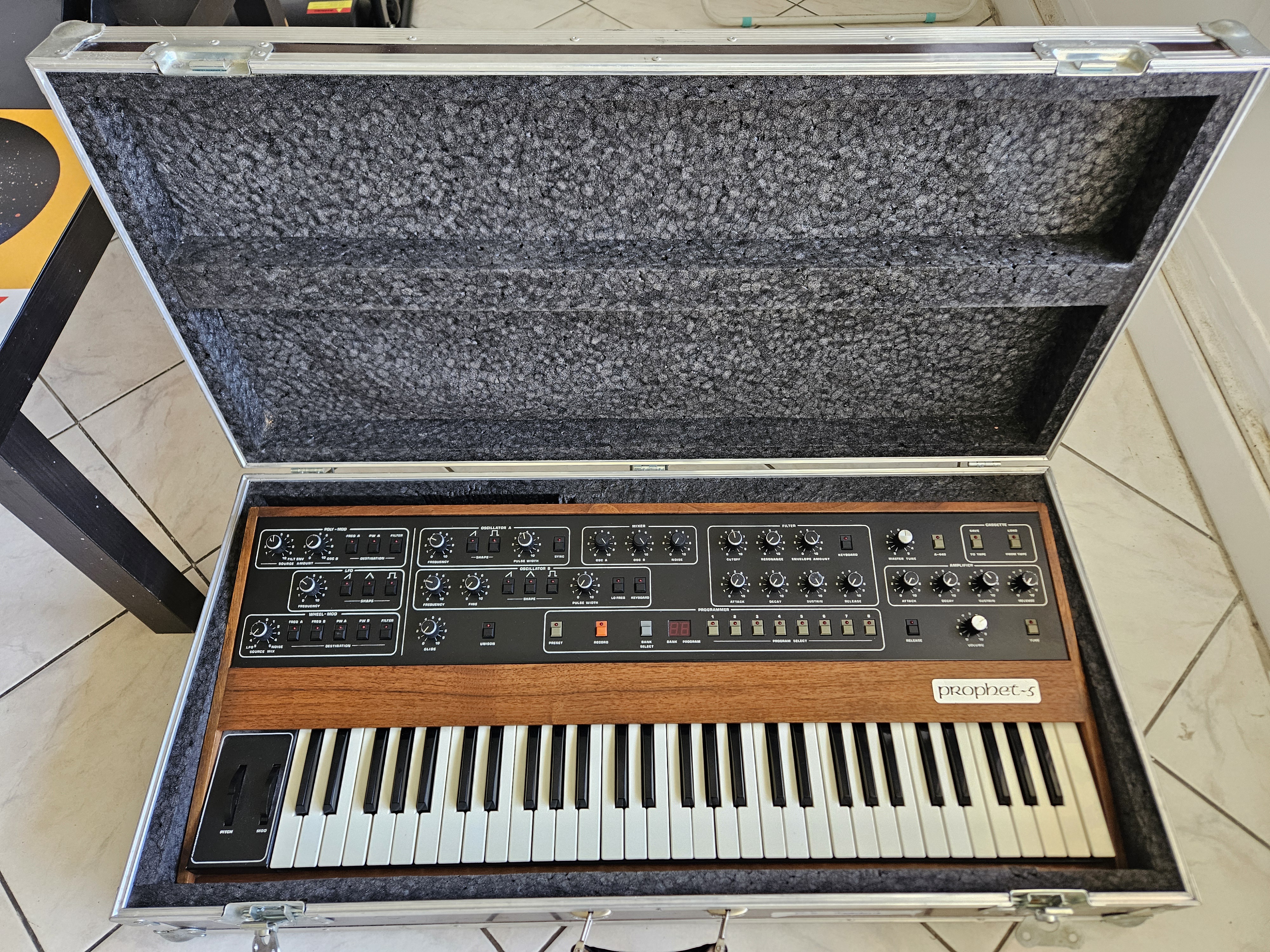 Prophet 5 rev 3.3. État excellent, révisé, clavier refait à neuf. 