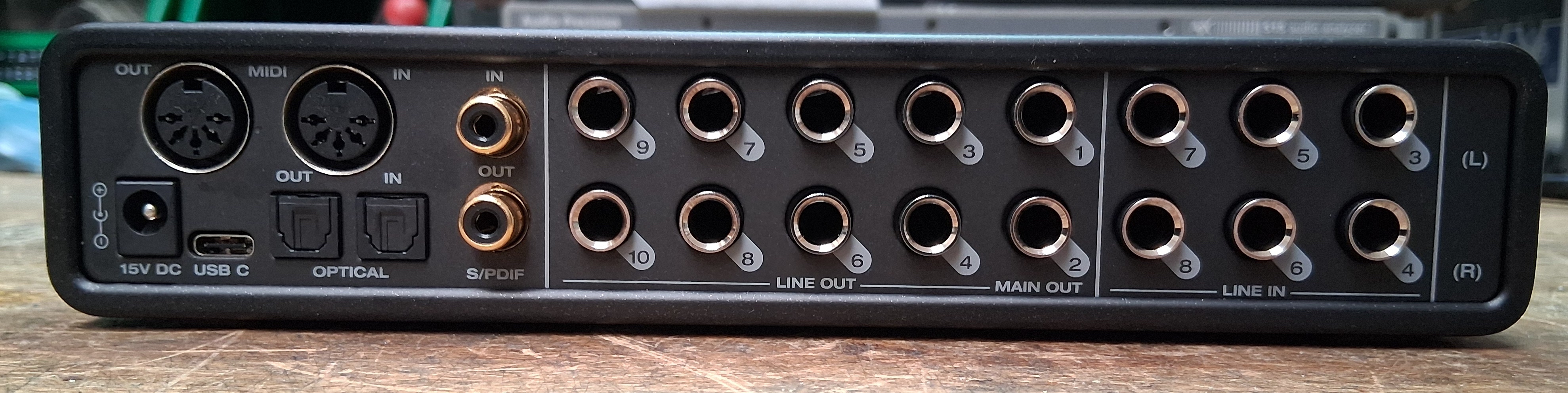 MOTU ULTRLTMKV arrière