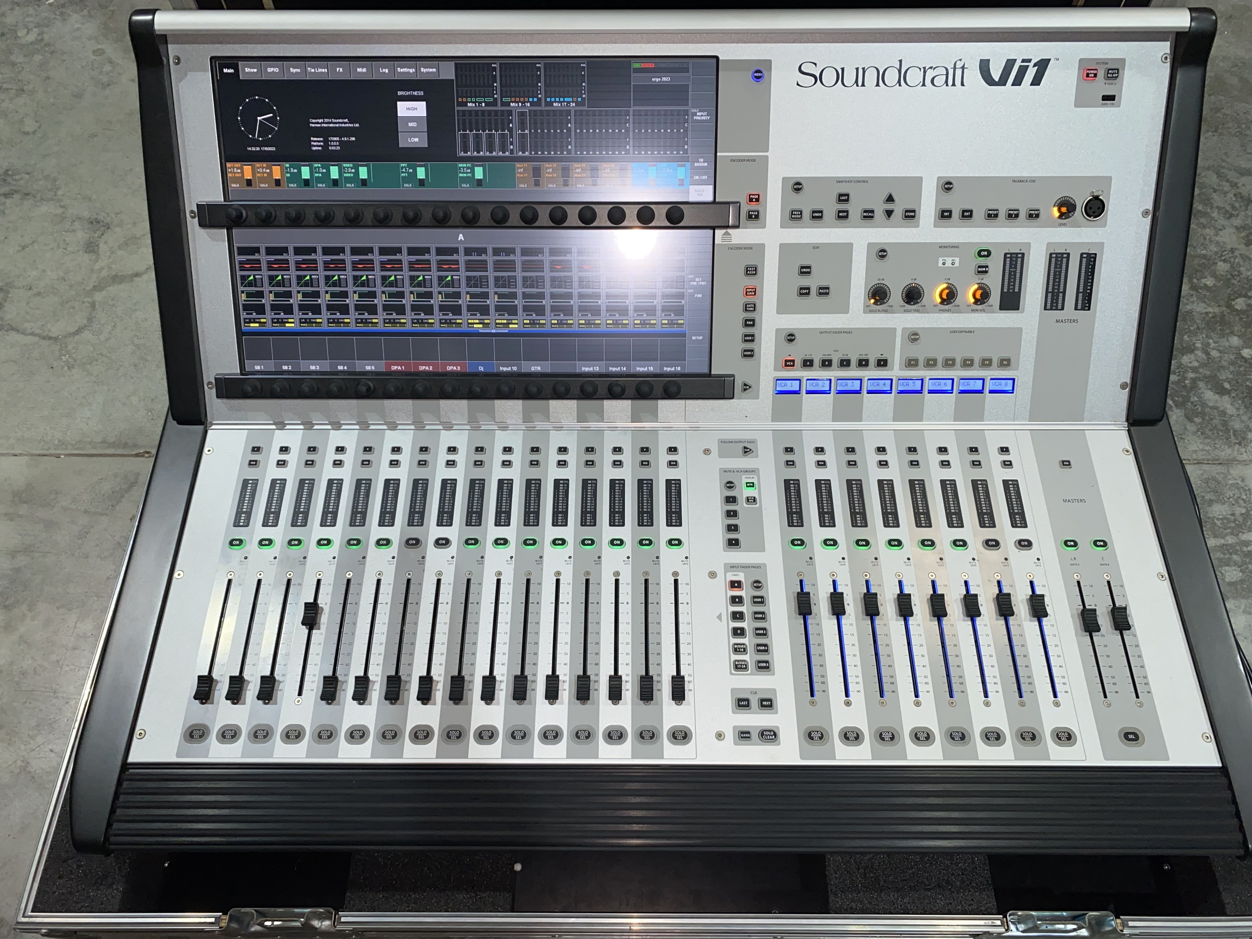 MIXAGE SOUNDCRAFT Vi1 EN TRES BON ETAT AVEC FLIGHT TOURING