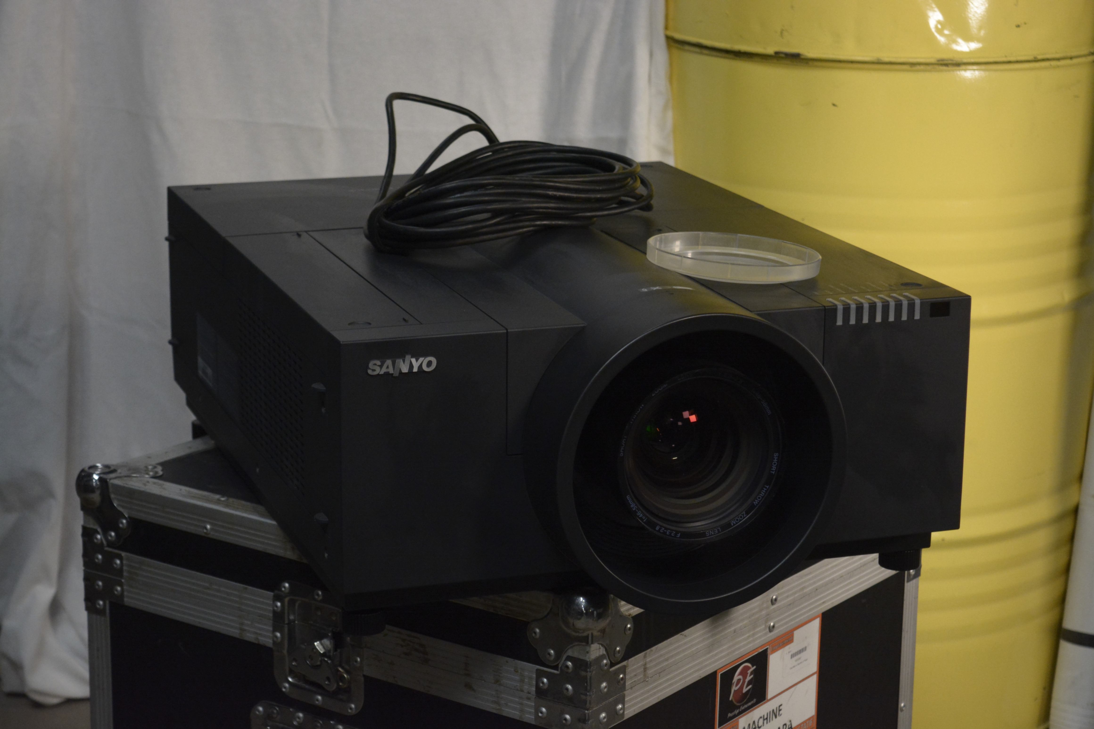 2 Vidéoq projecteurs PLC XF1000 12 000 LUMENS SANYO