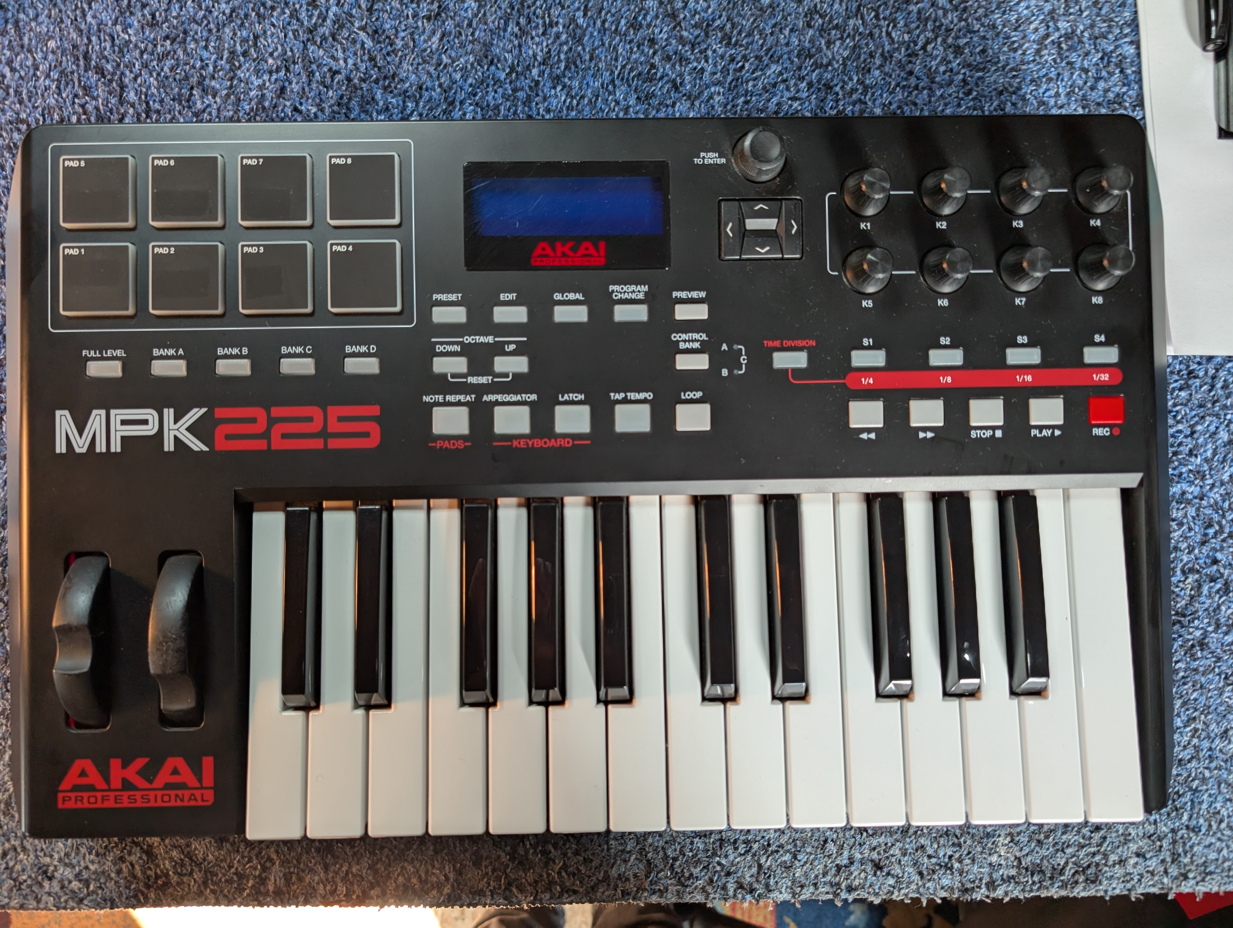 AKAI MPK225, le clavier de controle multi fonction pratique