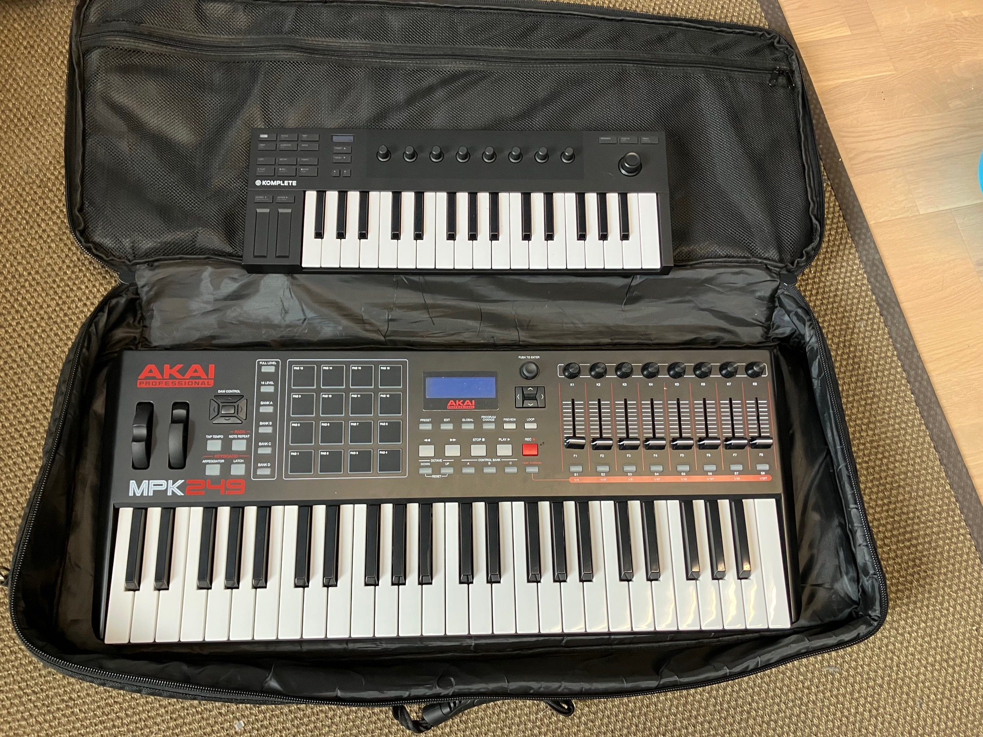 VDS AKAI MPK 249 + HOUSSE + clavier KOMPLETE m32