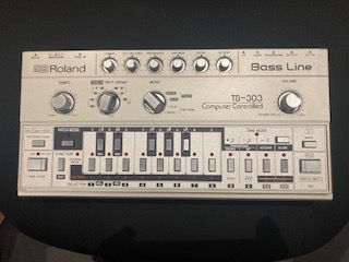ROLAND TB 303