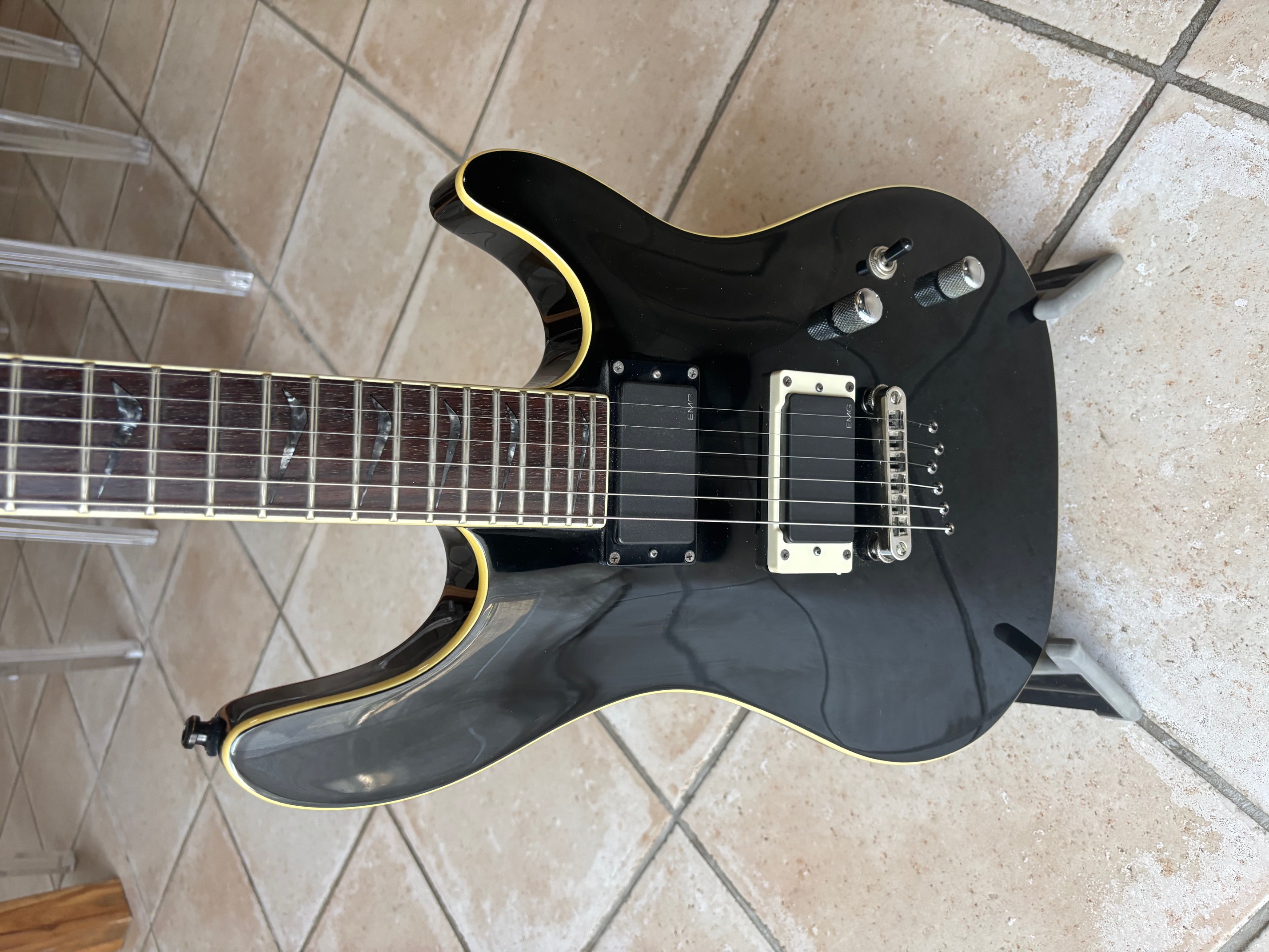 Guitare Cort KX1 avec upgrade EMG 81 et accordeur 