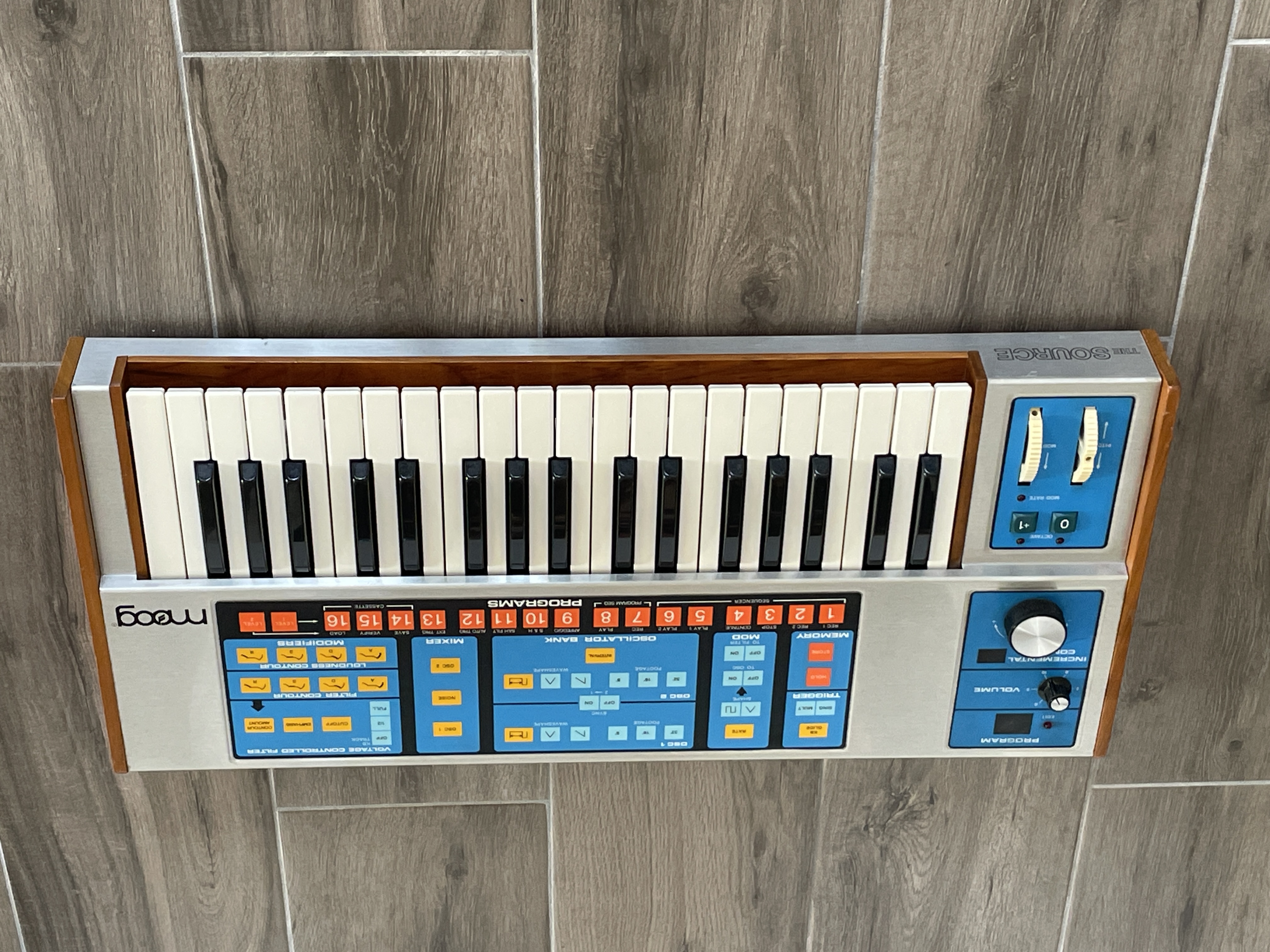 Vends Moog The Source