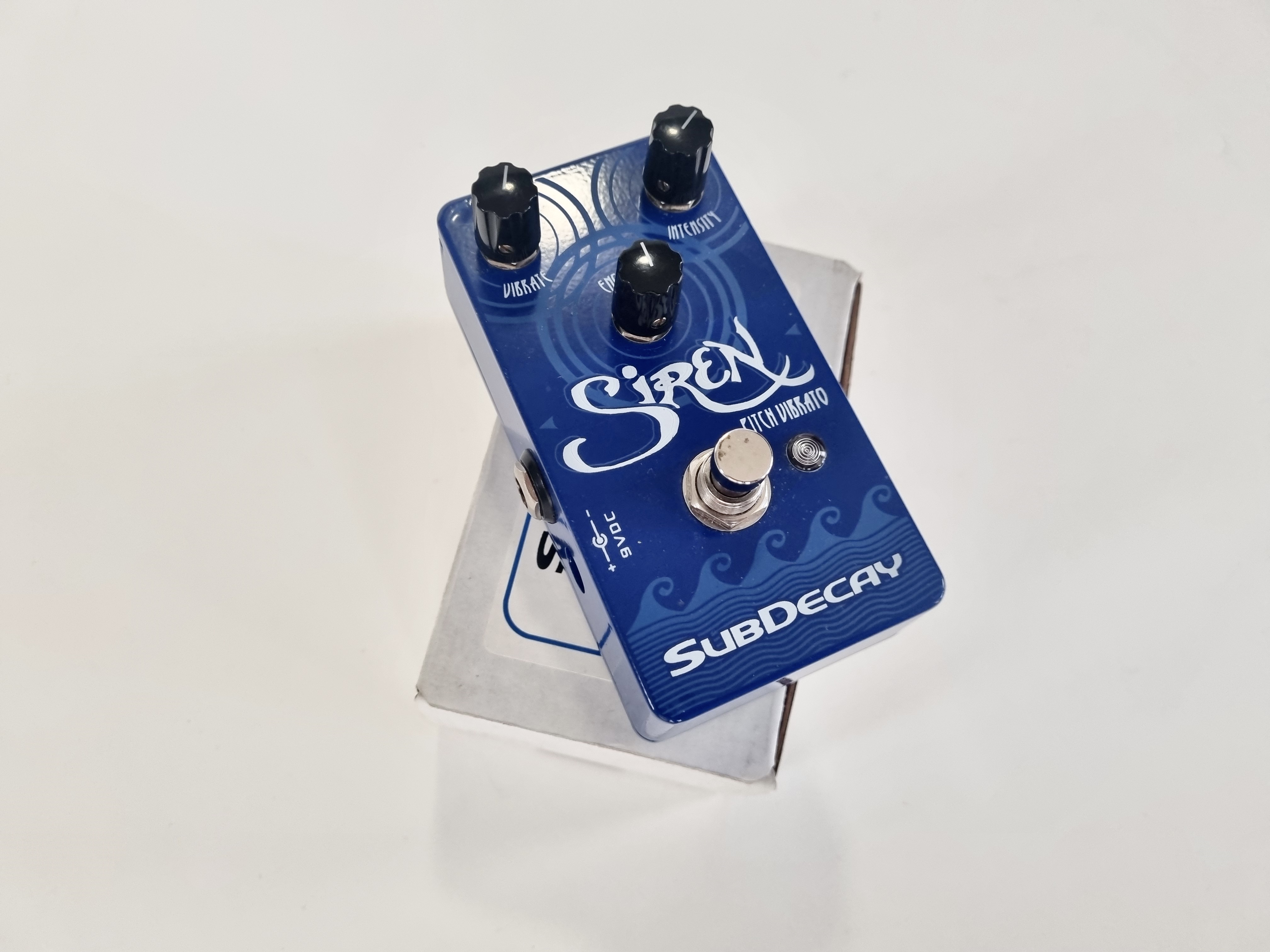 Subdecay Siren Pitch Vibrato