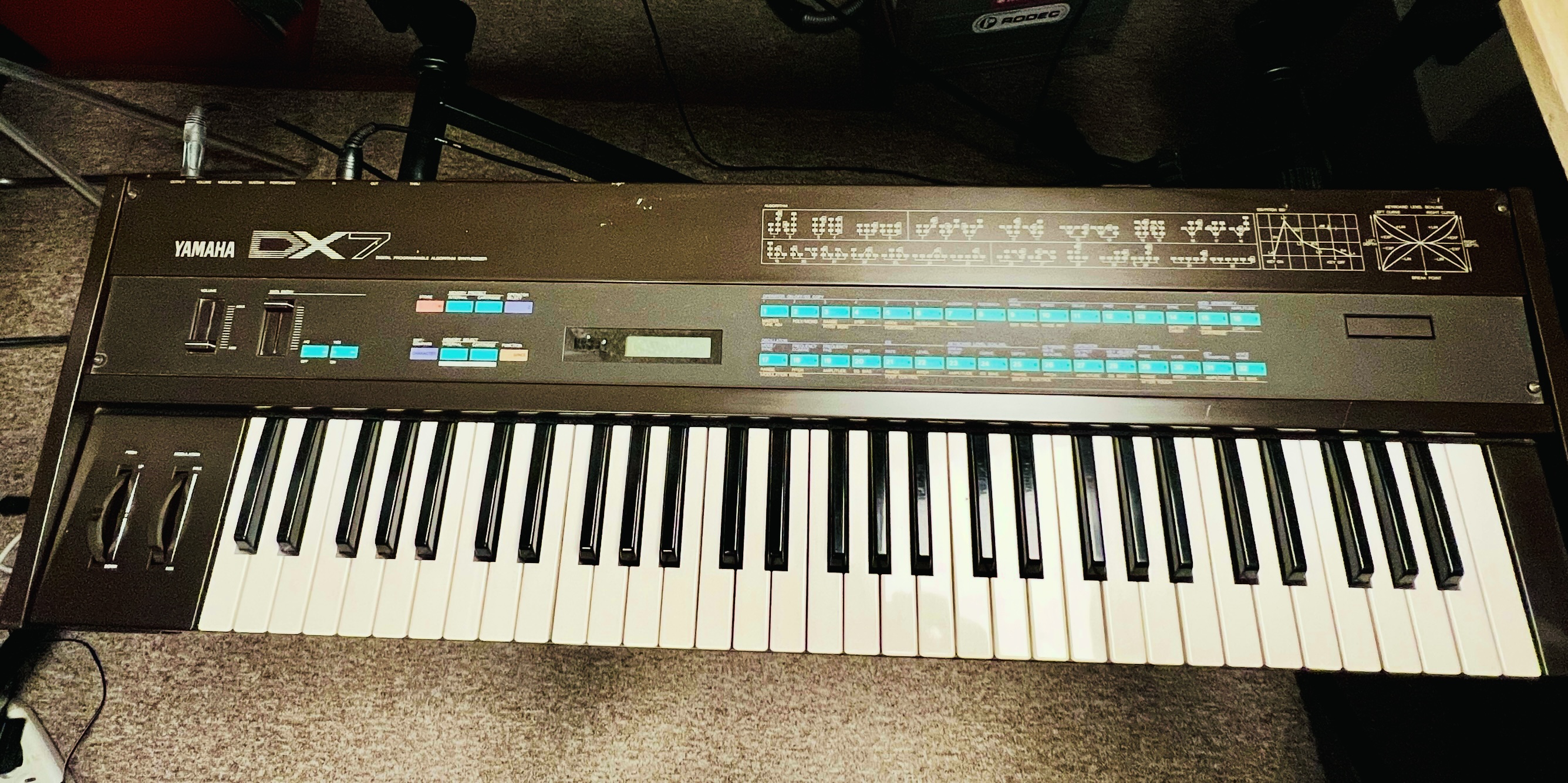 Vends YAMAHA DX 7 MK1 1983 REVISÉ TRÈS BON ÉTAT Cartouches inclues 1 & 2
