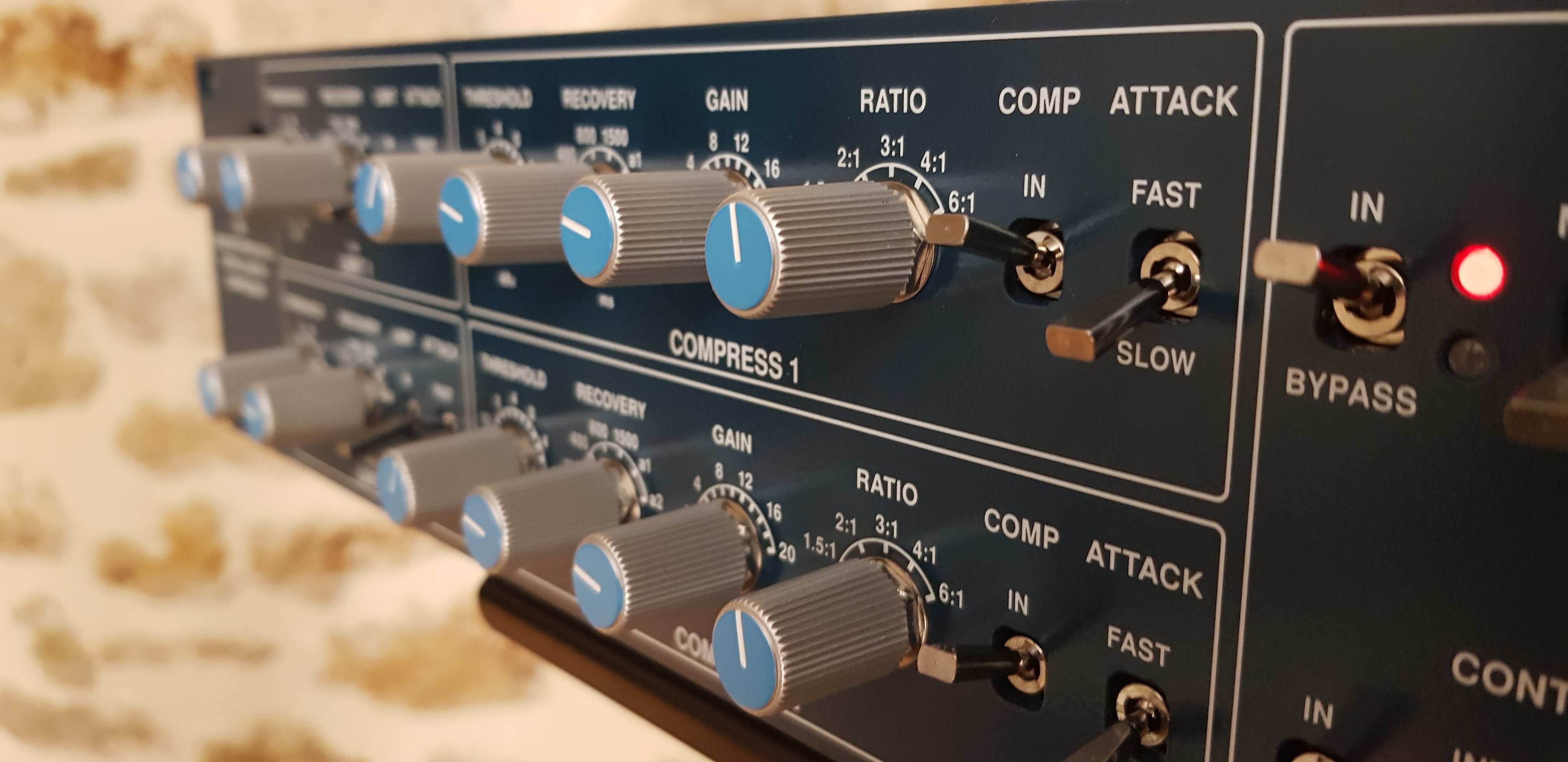 Behringer 369 Comp 3:4 Right