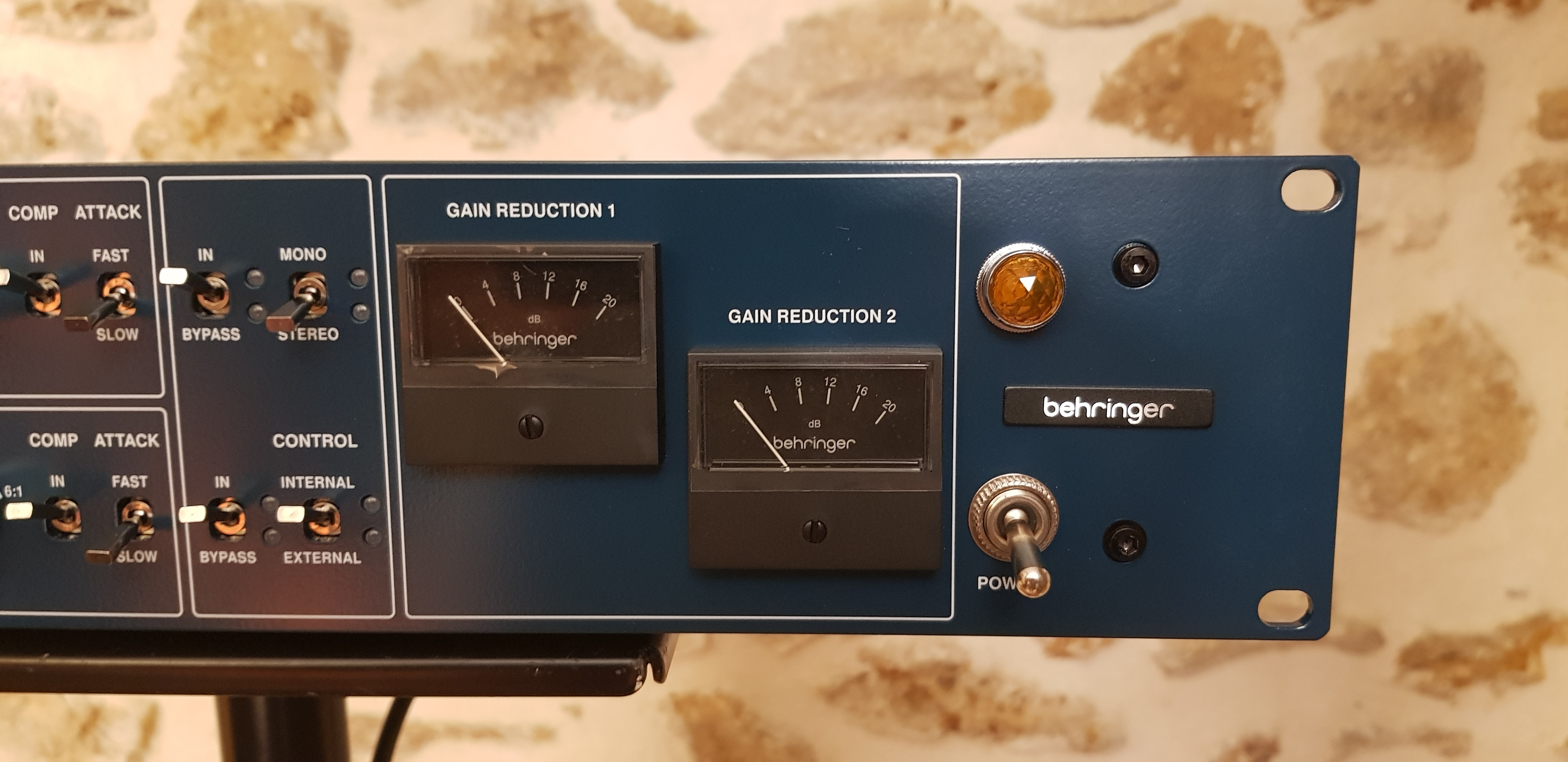 Behringer 369 : Behringer 369 VuM Face