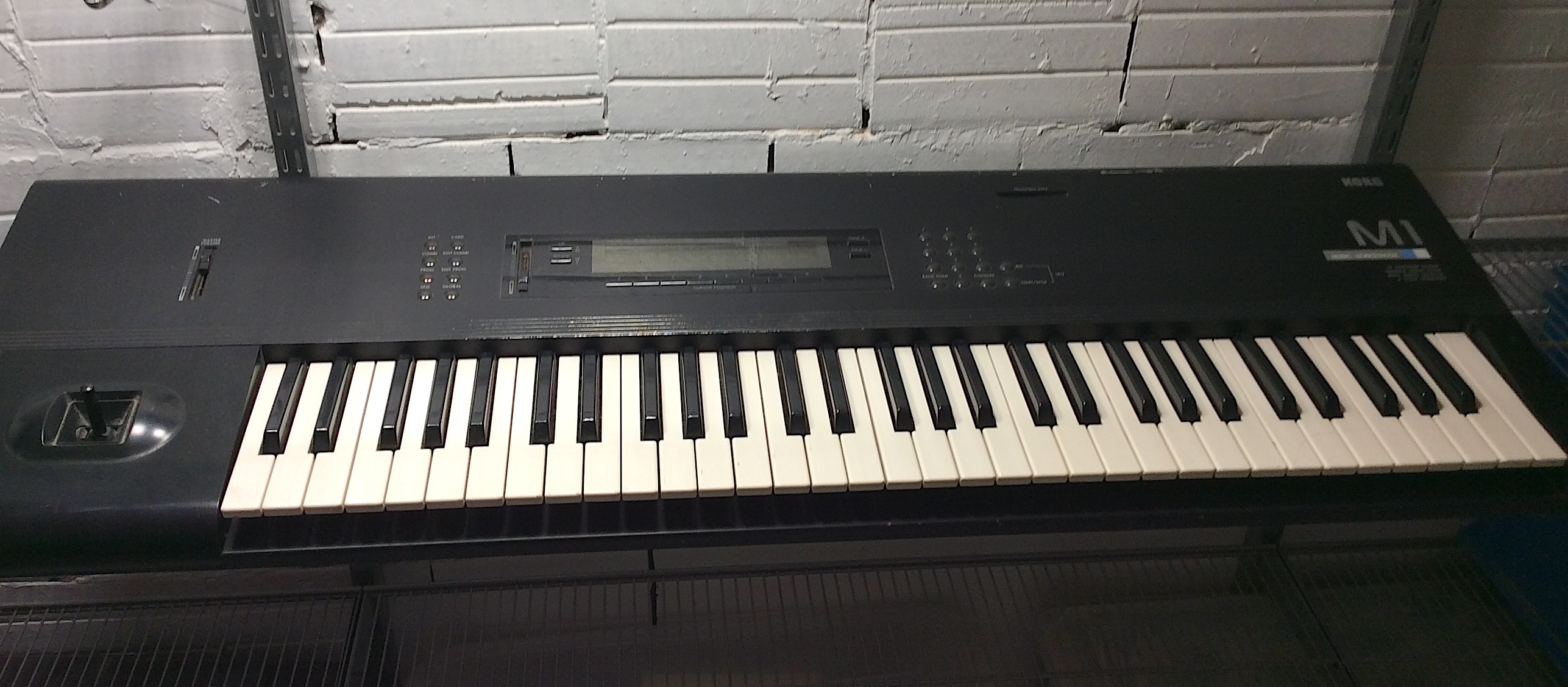 Vends synthé Korg M1 en très bon état... 