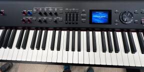 Roland RD800 + fly-case GATOR + banquette K&M + pédales