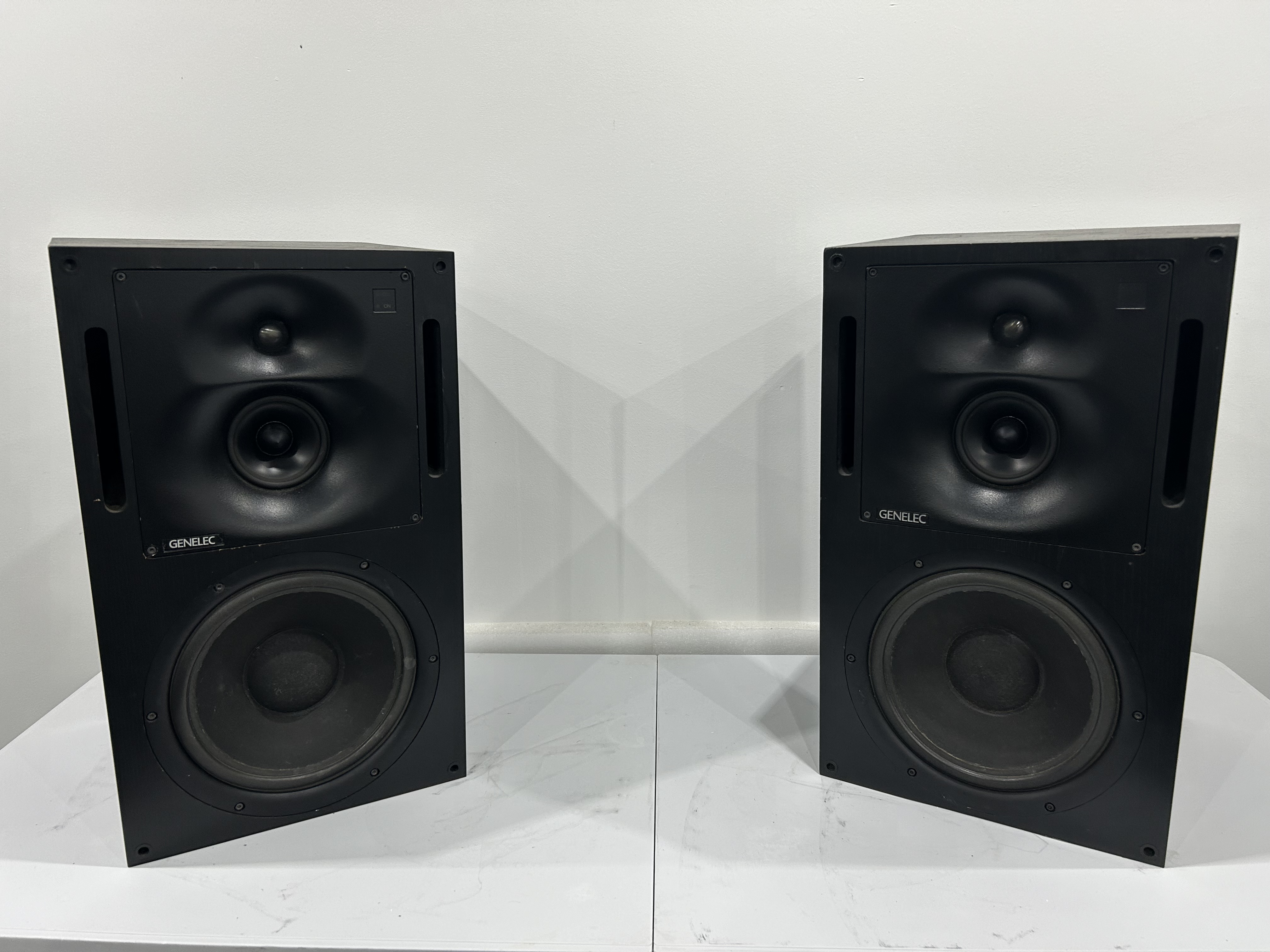 PAIRE ENCEINTES GENELEC 1037 A