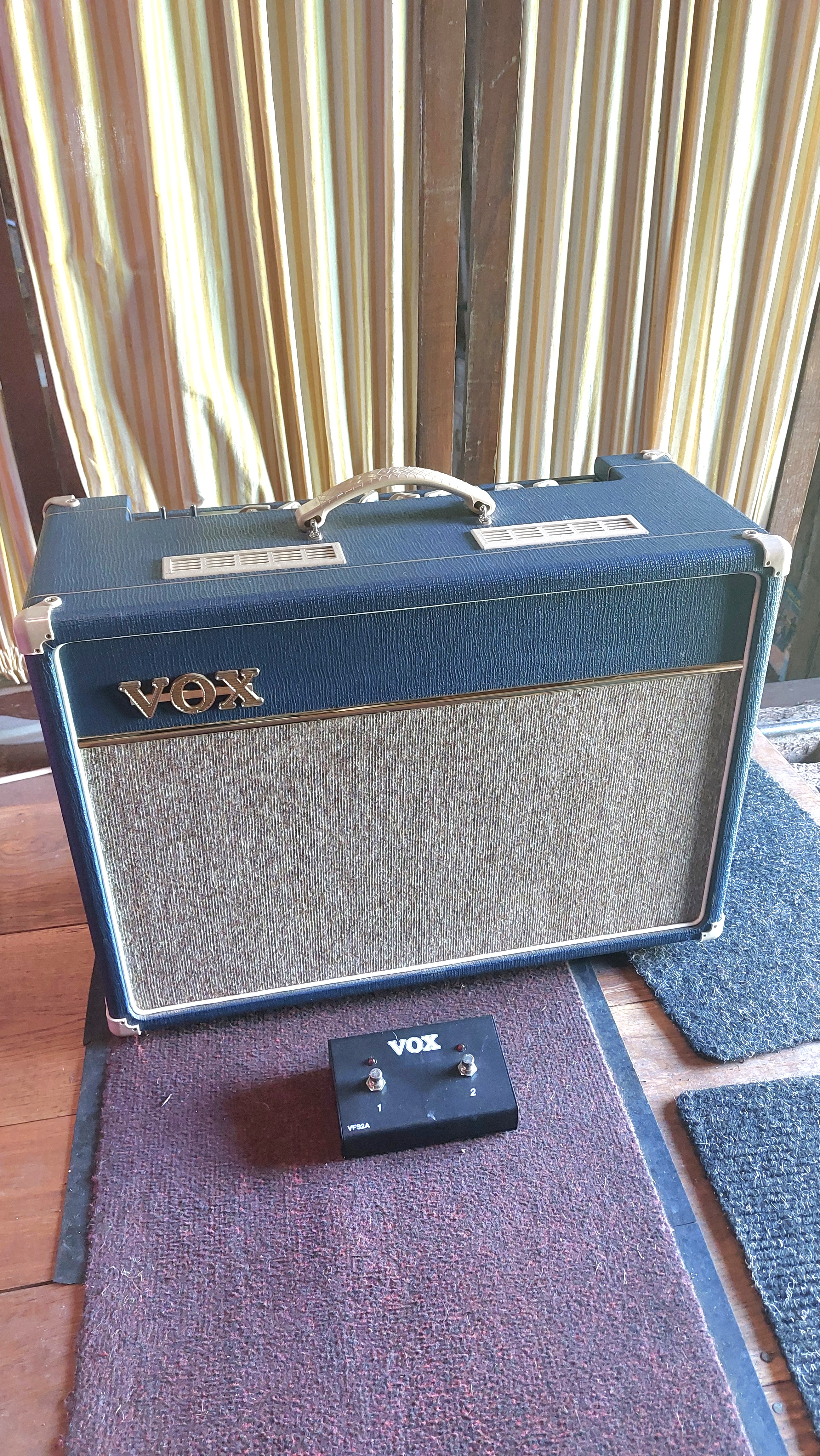 A vendre ac15 blue édition,  comme neuf avec son footswitch.