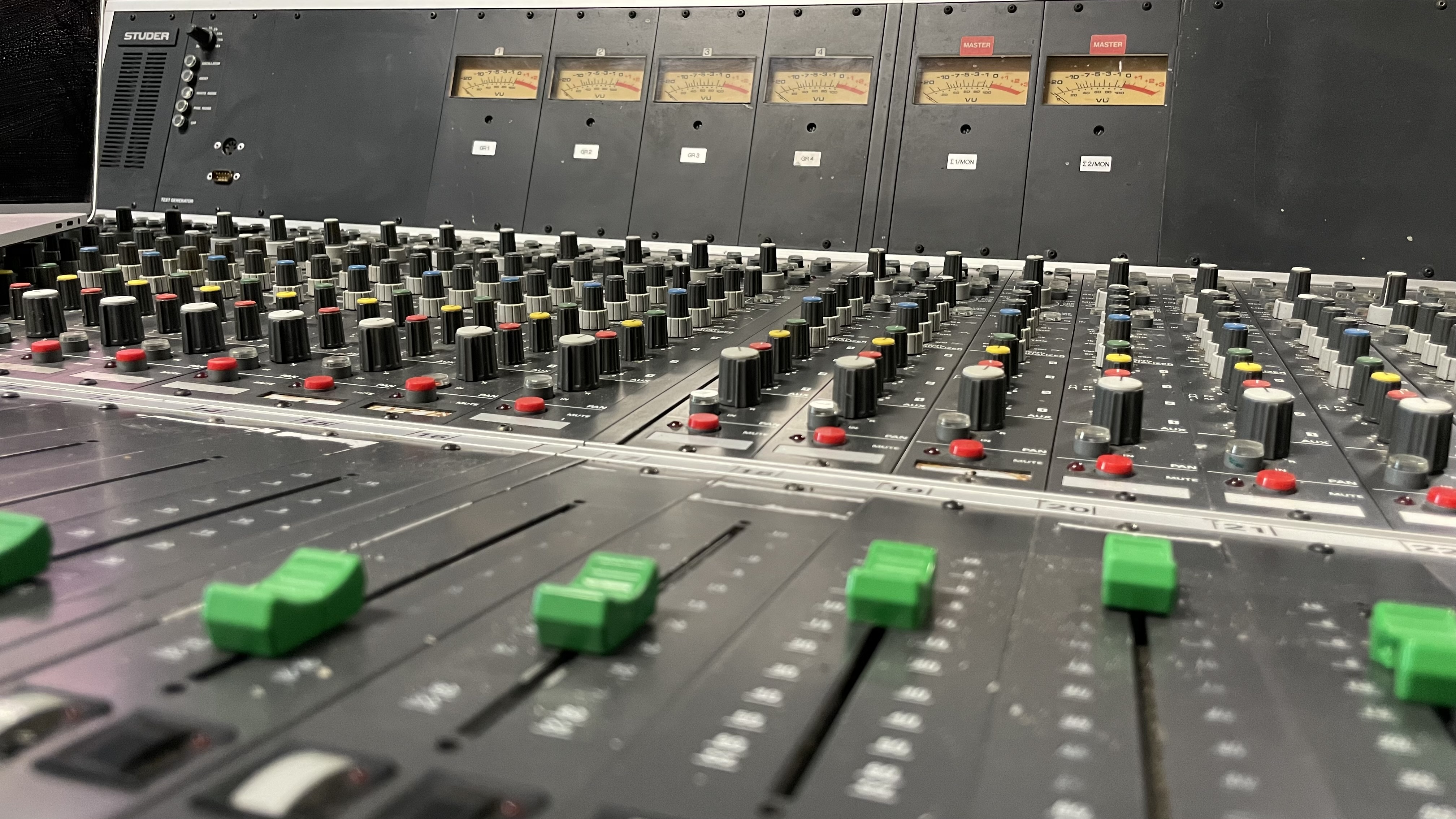 Studer 902  Console Analogic  24 channel / 4 Groups / 2 Sums