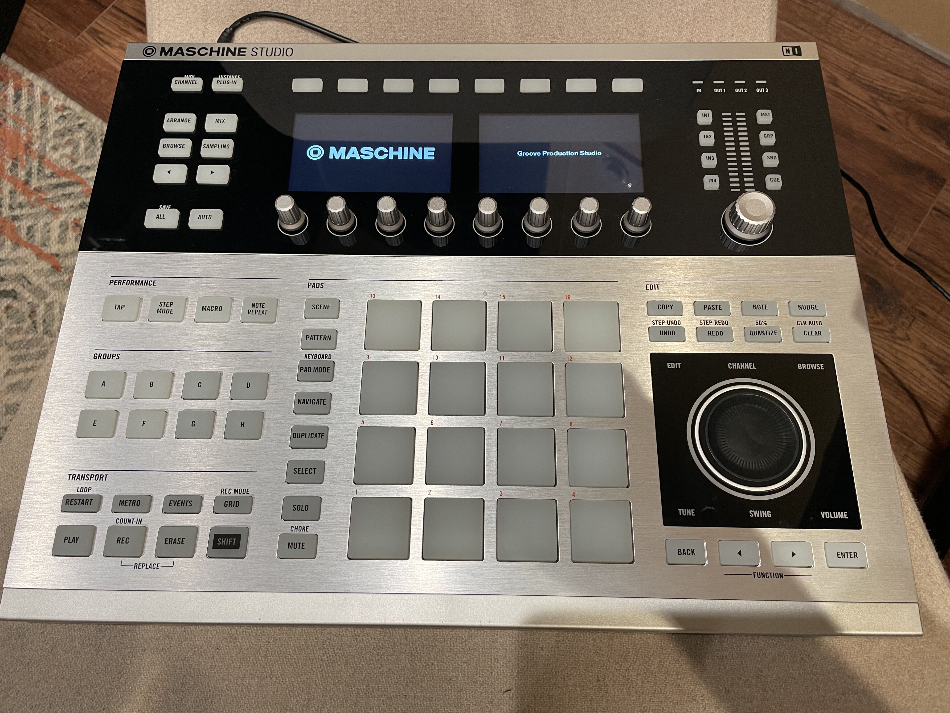 Vends Native Instruments Maschine Studio avec licence