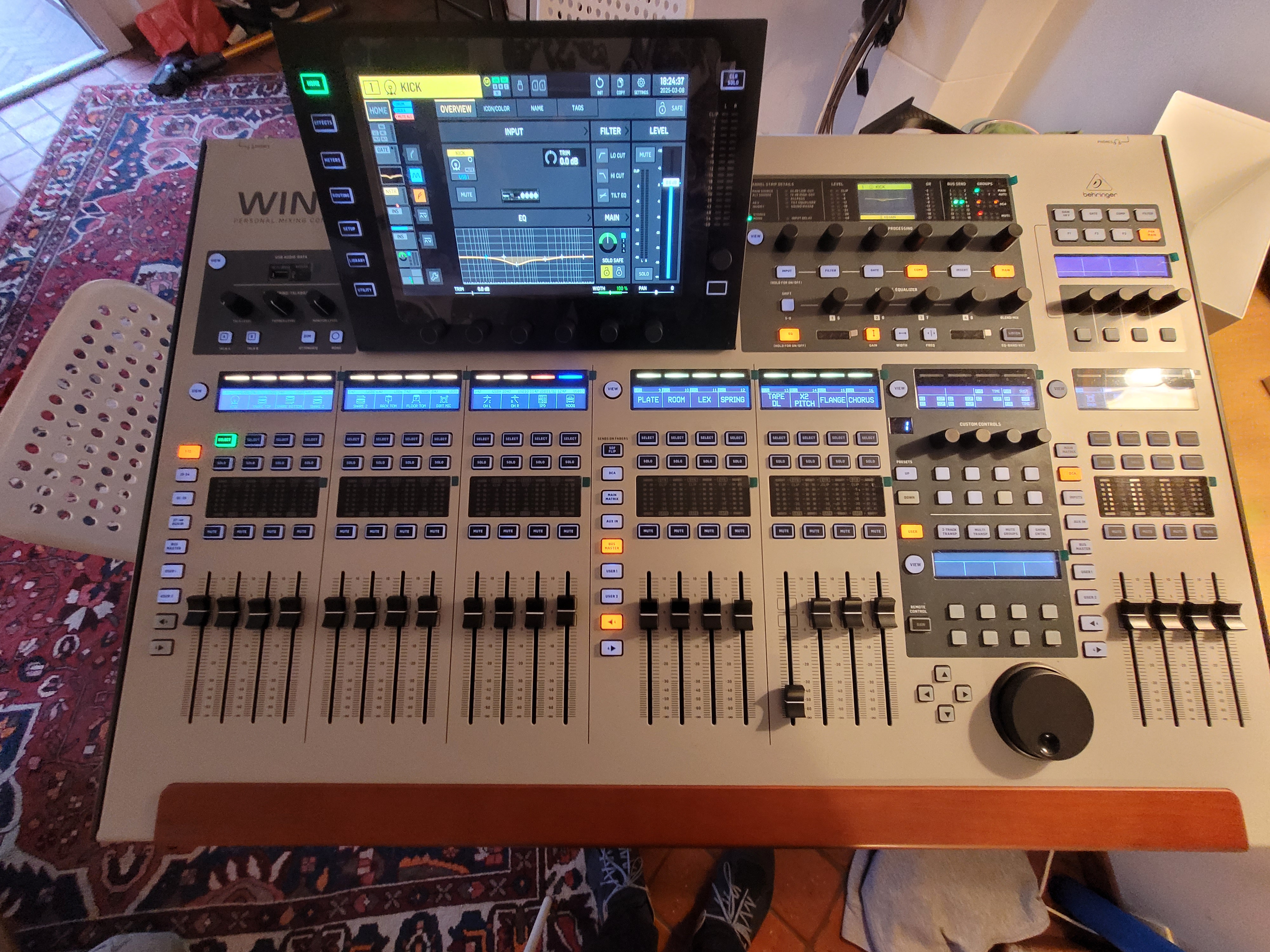 Behringer wing + case Thon