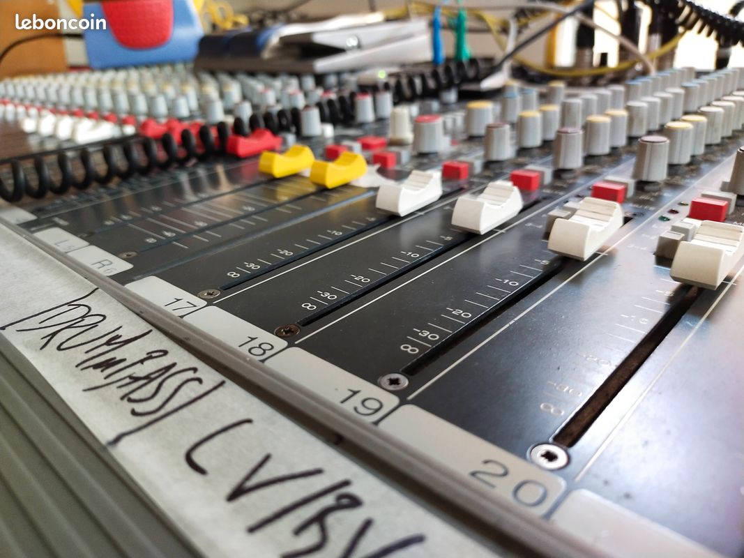 Allen & Heath GL3 24/4/2 avec flight-case