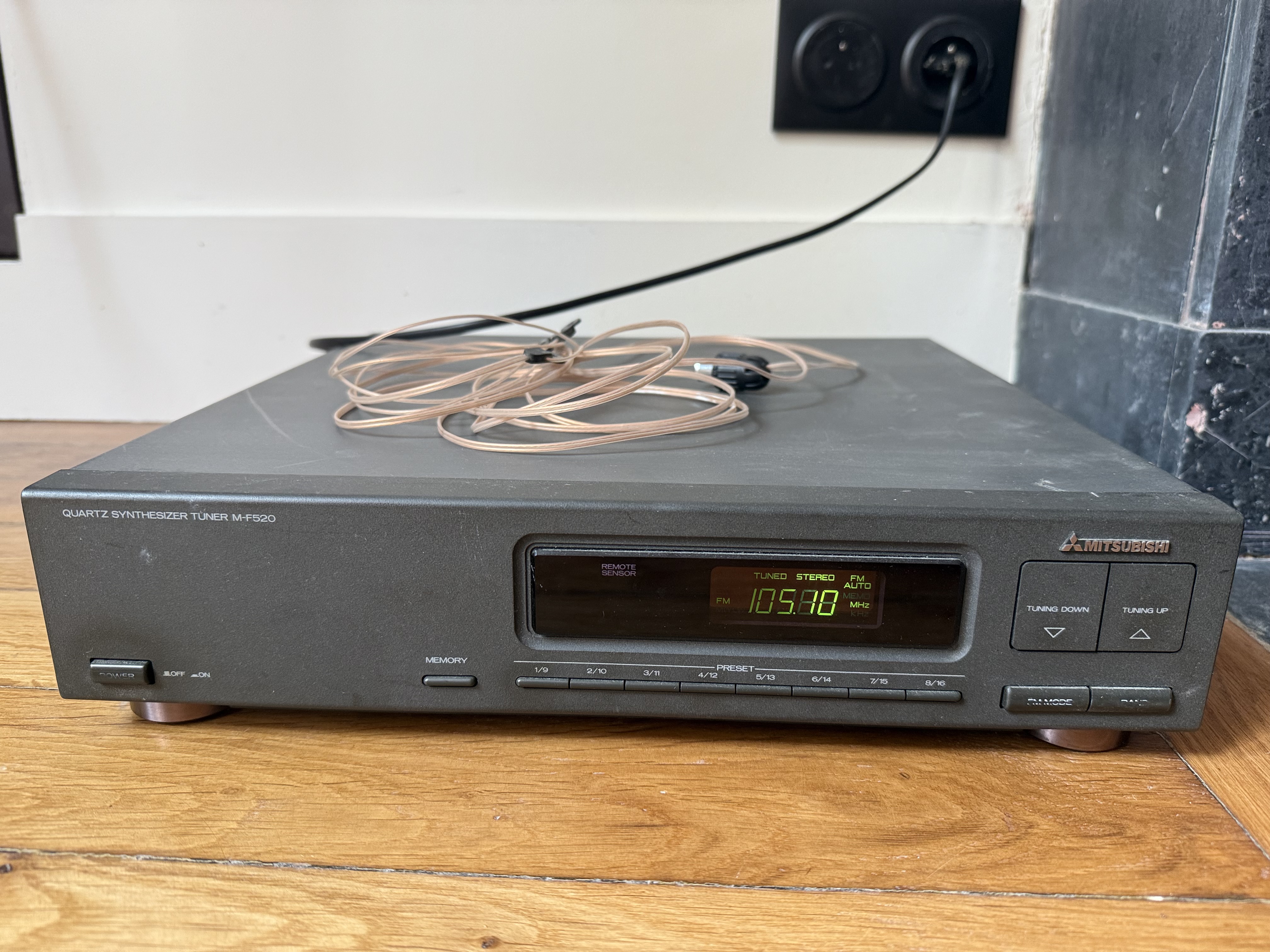 Tuner FM Mitsubishi M-F520