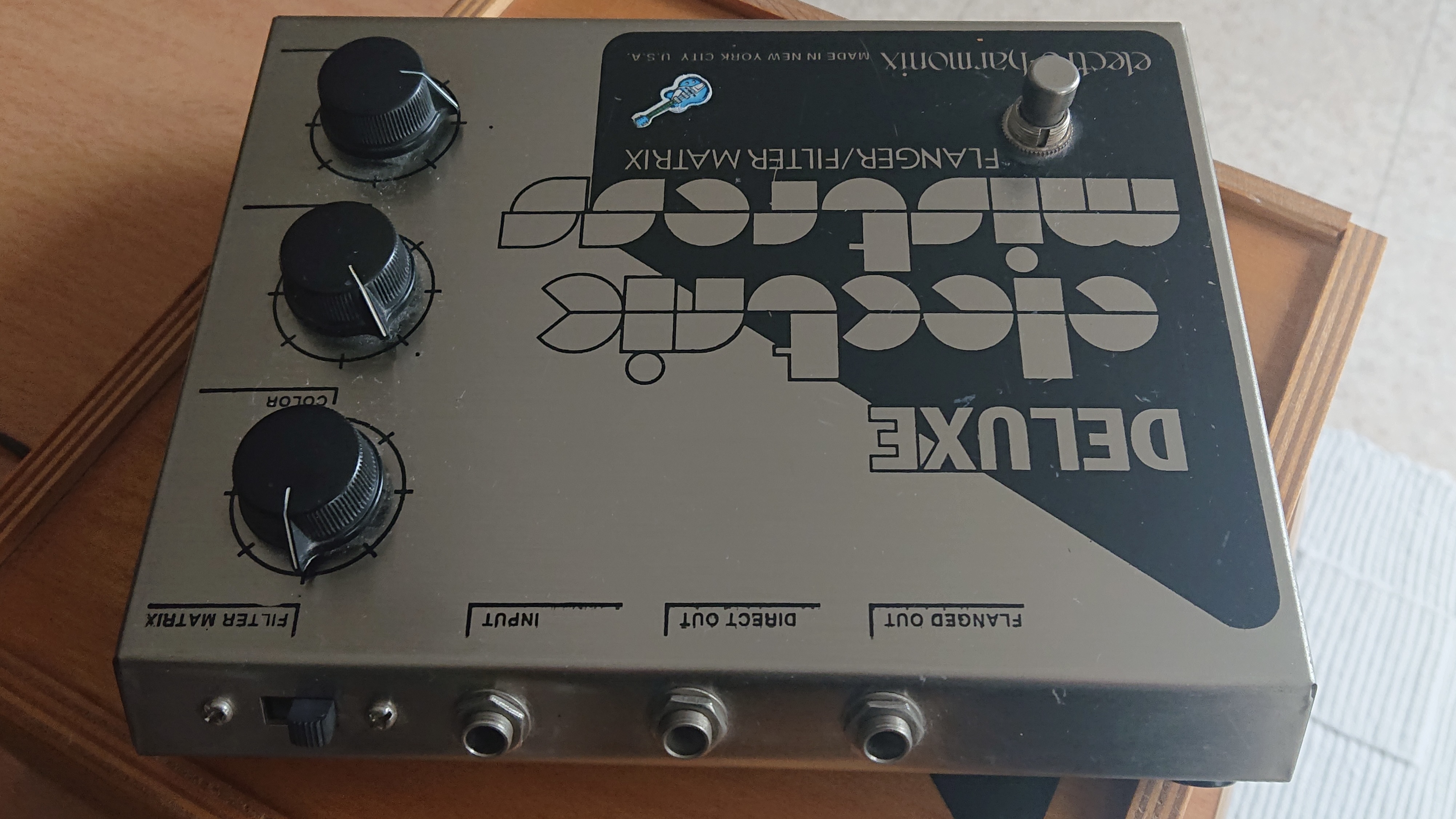 Vend pédale d'effet de marque Electro-Harmonix modèle Deluxe Electric Mistress