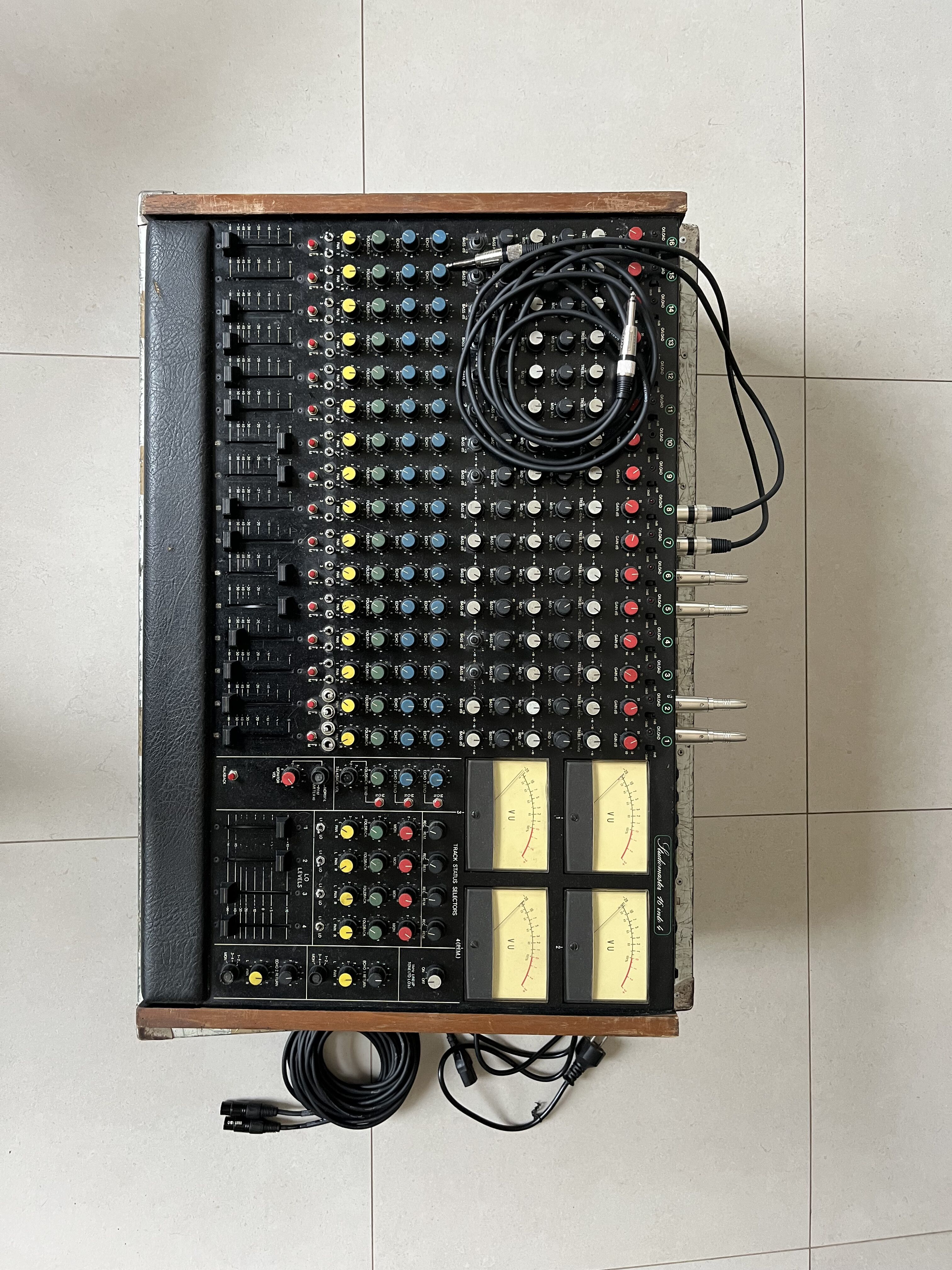 Console de mixage vintage - Studiomaster 16 into 4 (1979)