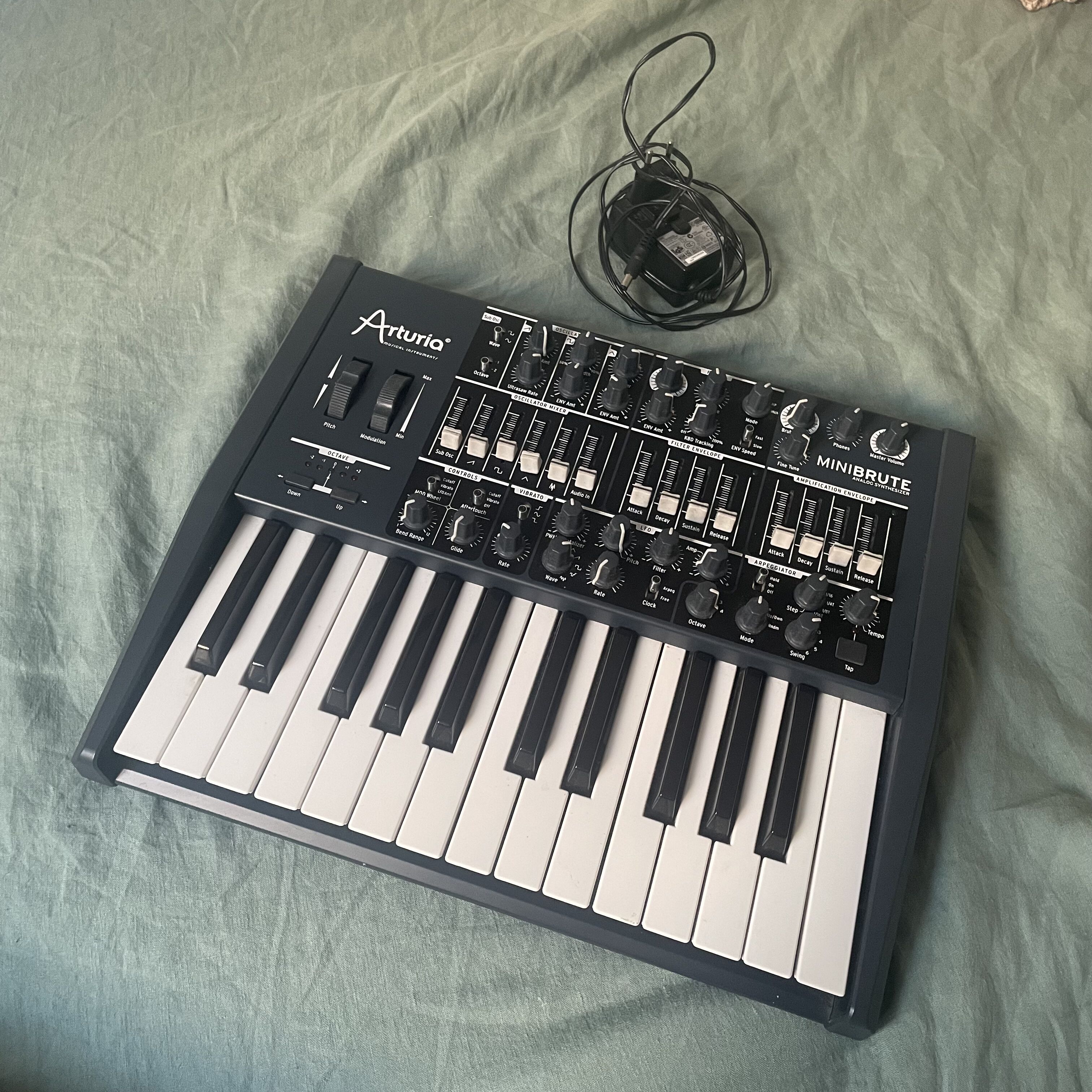 Vends Arturia Minibrute très bon état