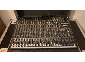 Mackie CFX 20 dans son rack 1