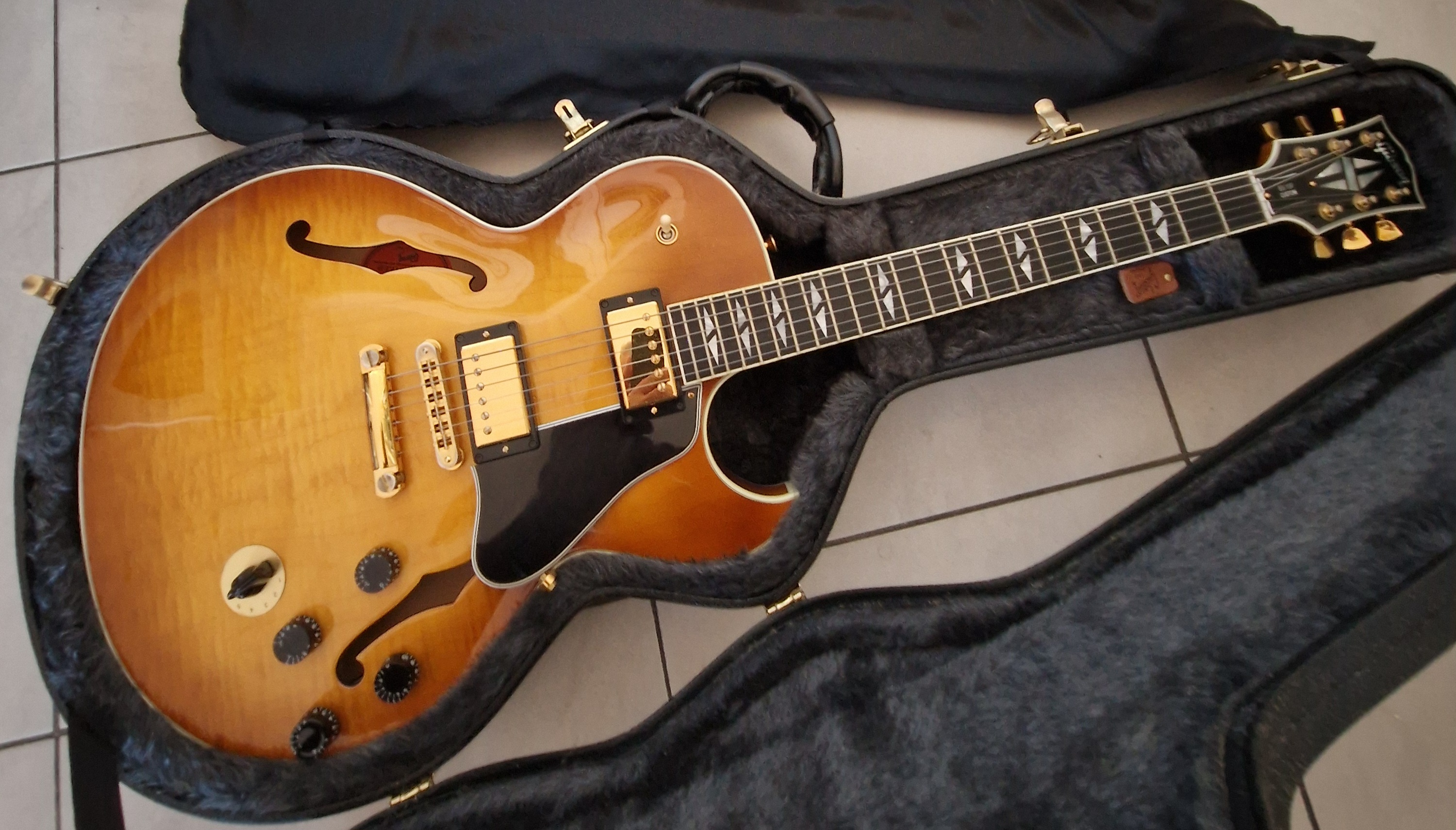 GIBSON ES 137 CUSTOM VARITONE LIGHTBURST 