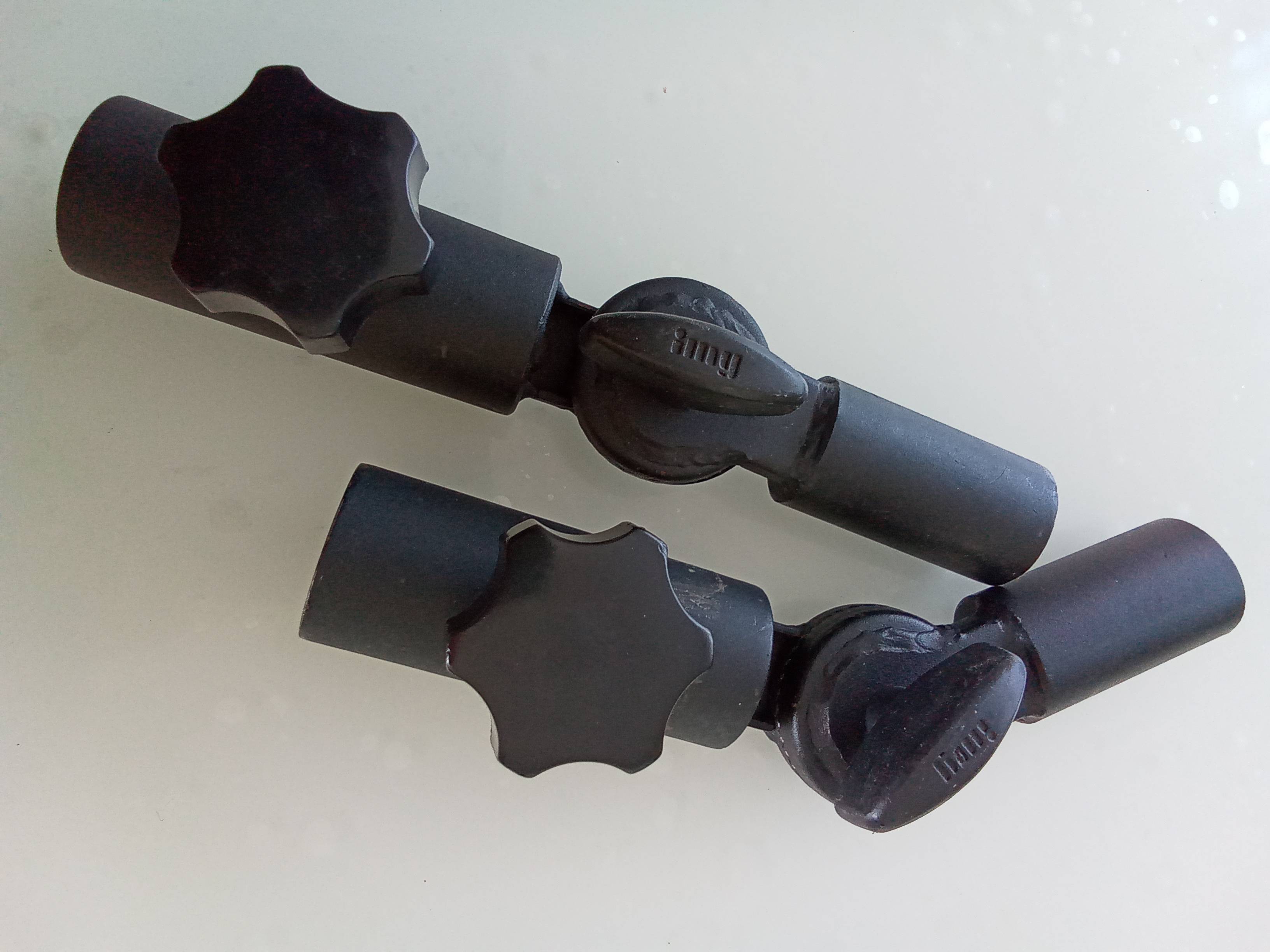 Adaptateur à inclinaison variable pour support d'enceinte