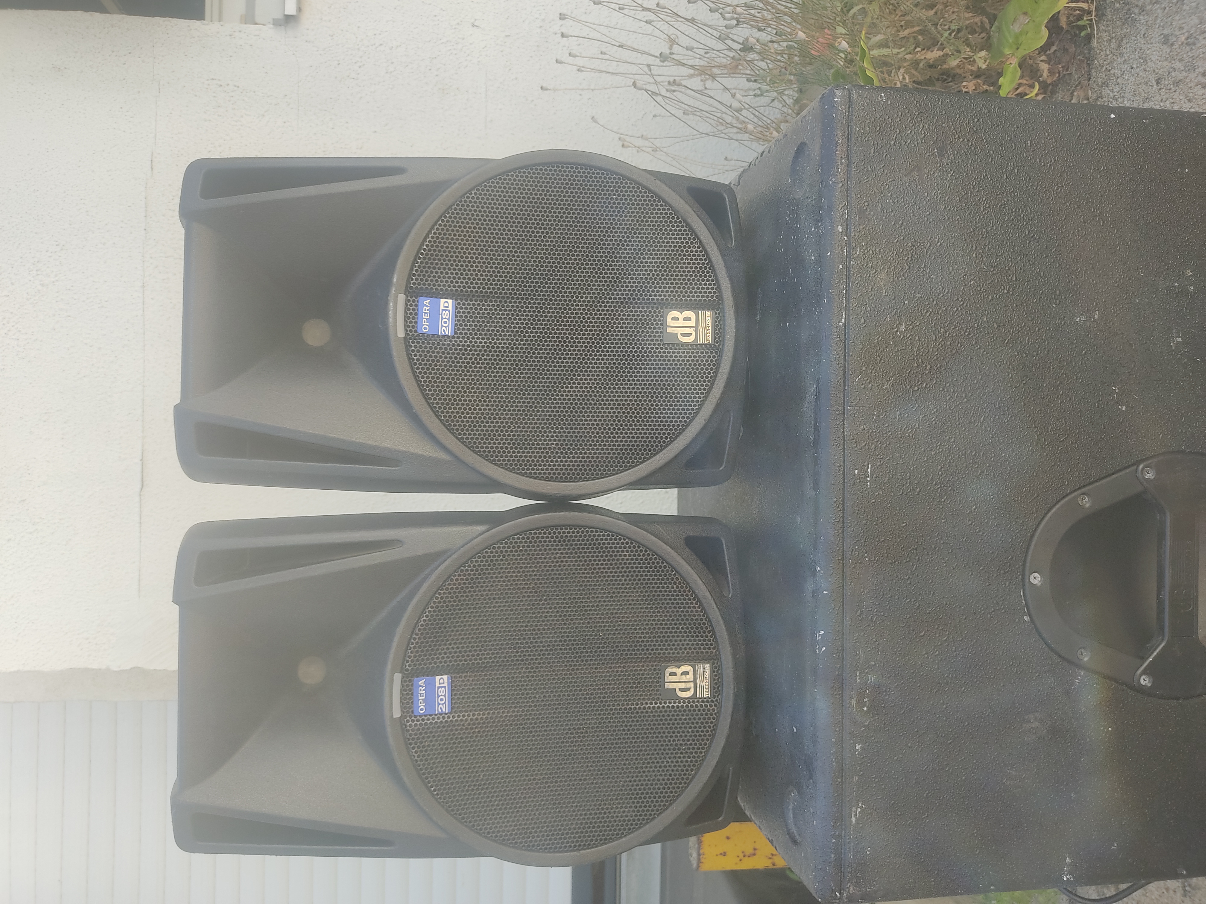 Vends 2 enceintes actives, DB opéra 208D + donne DB SUB 05 actif, en l’état  (il s’allume mais ne marche plus) 