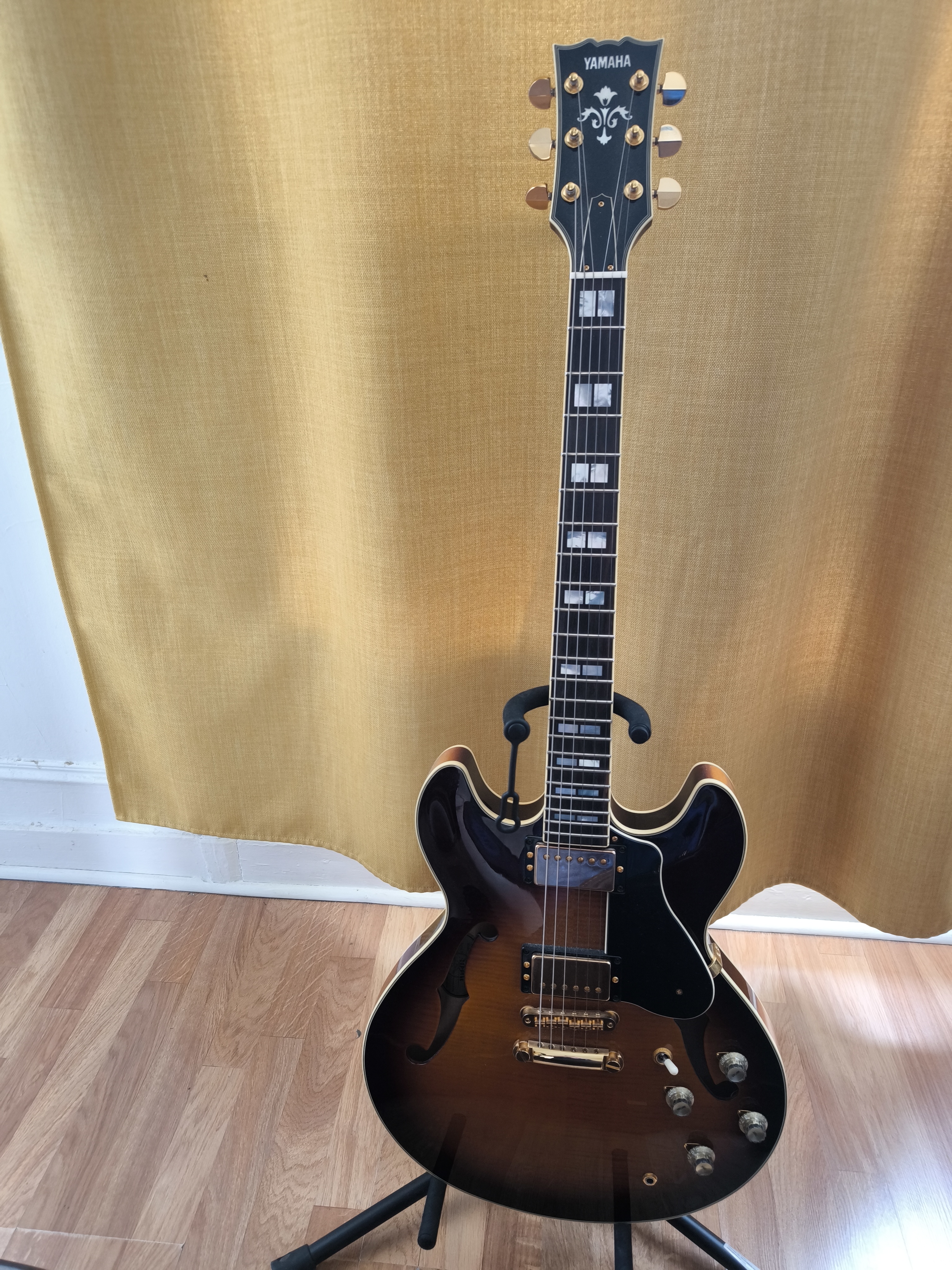 Vend guitare Yamaha SA 2200 état neuf achetée en 2023.