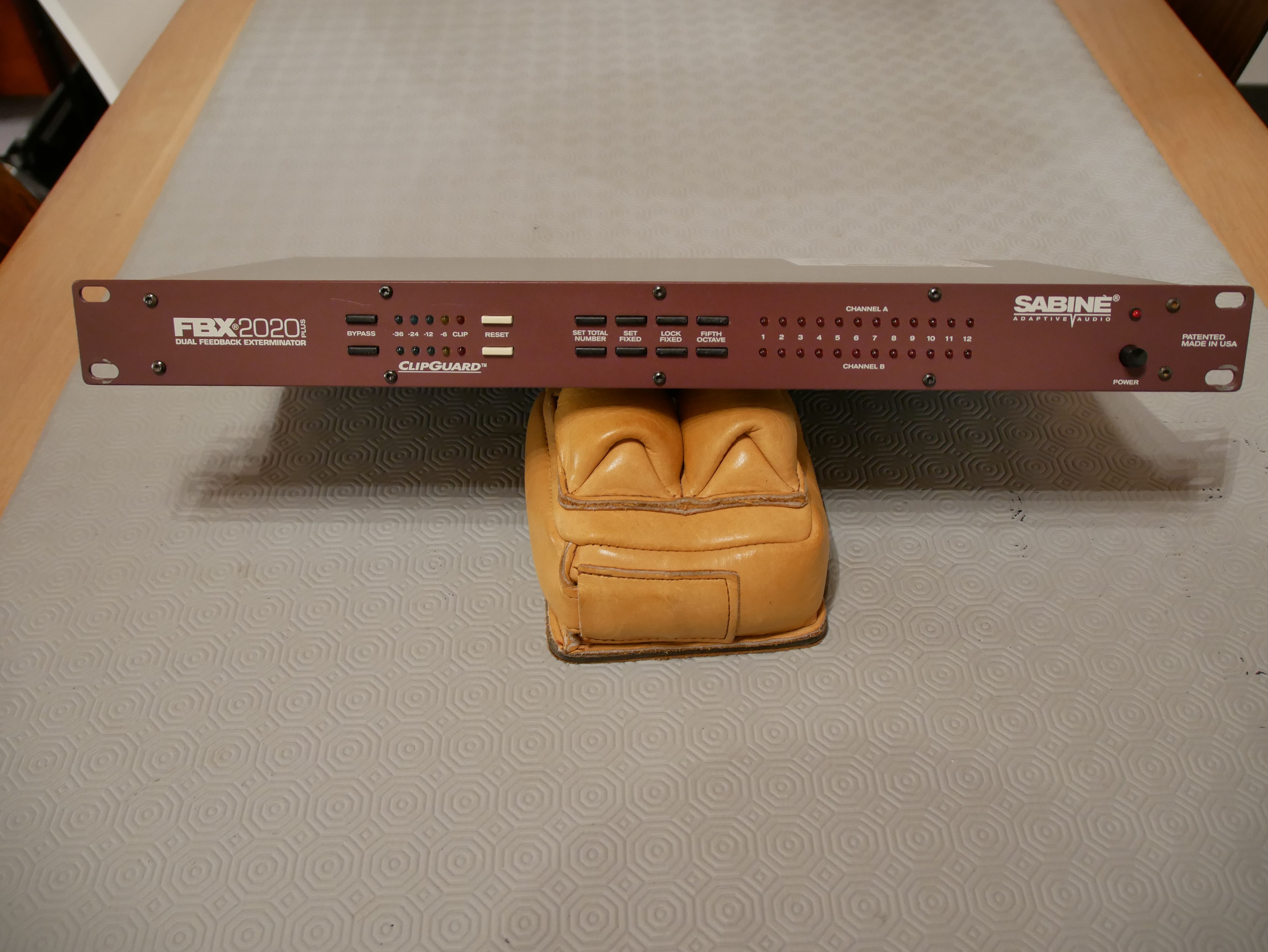 VENDS ANTI LARSEN SABINE FBX 2020 PLUS EN TRES BON ETAT + 4 CABLES XLR