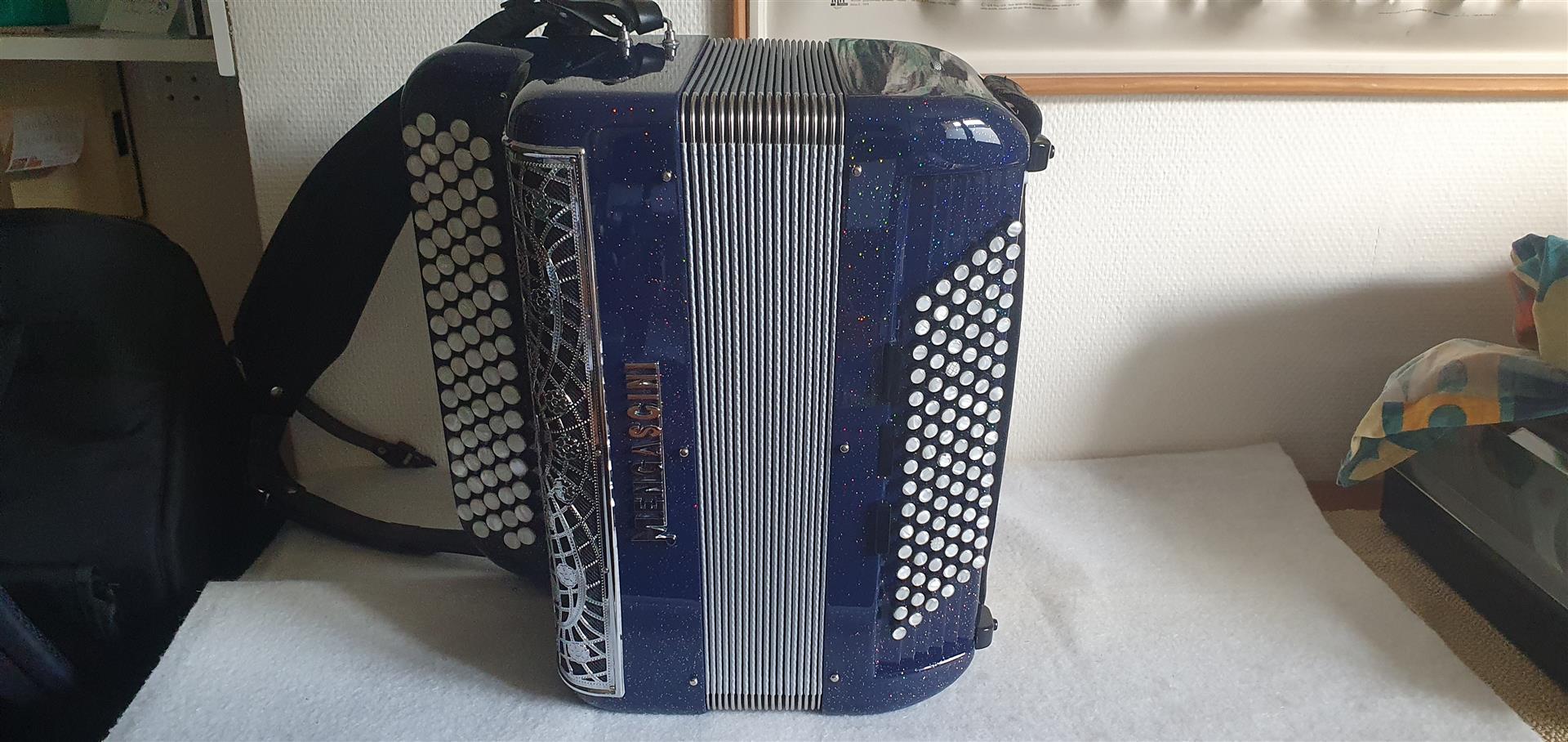 Accordeon MENGASCINI, F 5 avec housse et sangles cuir