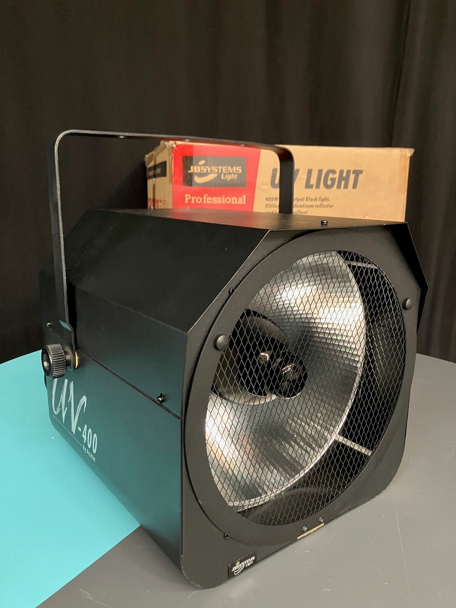 Vends d'occasion JB SYSTEMS UV 400 Black Gun avec lampe opérationnelle