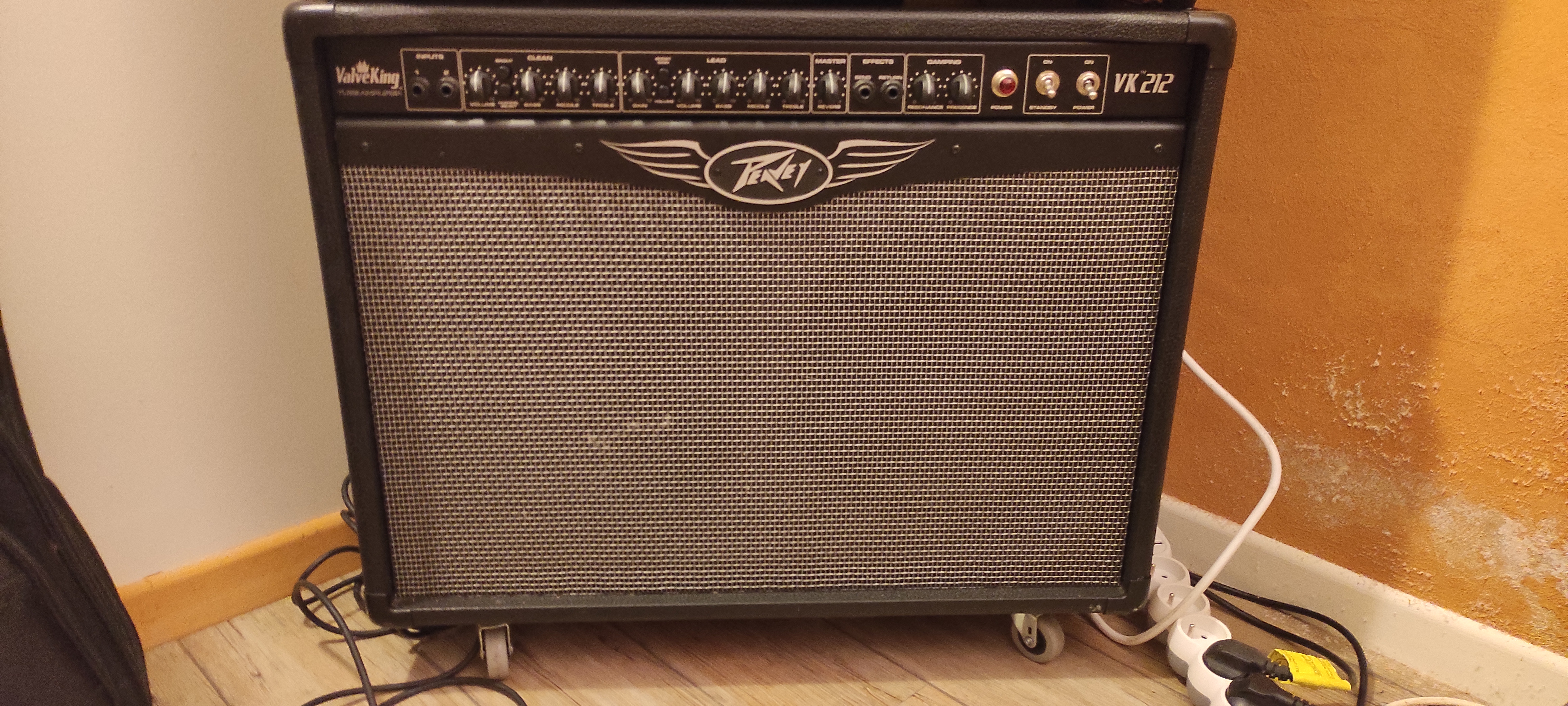 Vends ampli PEAVEY VALVEKING 212 + PEDALE