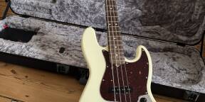 Vends Fender Am Pro II Jazz Bass RW OW comme neuve