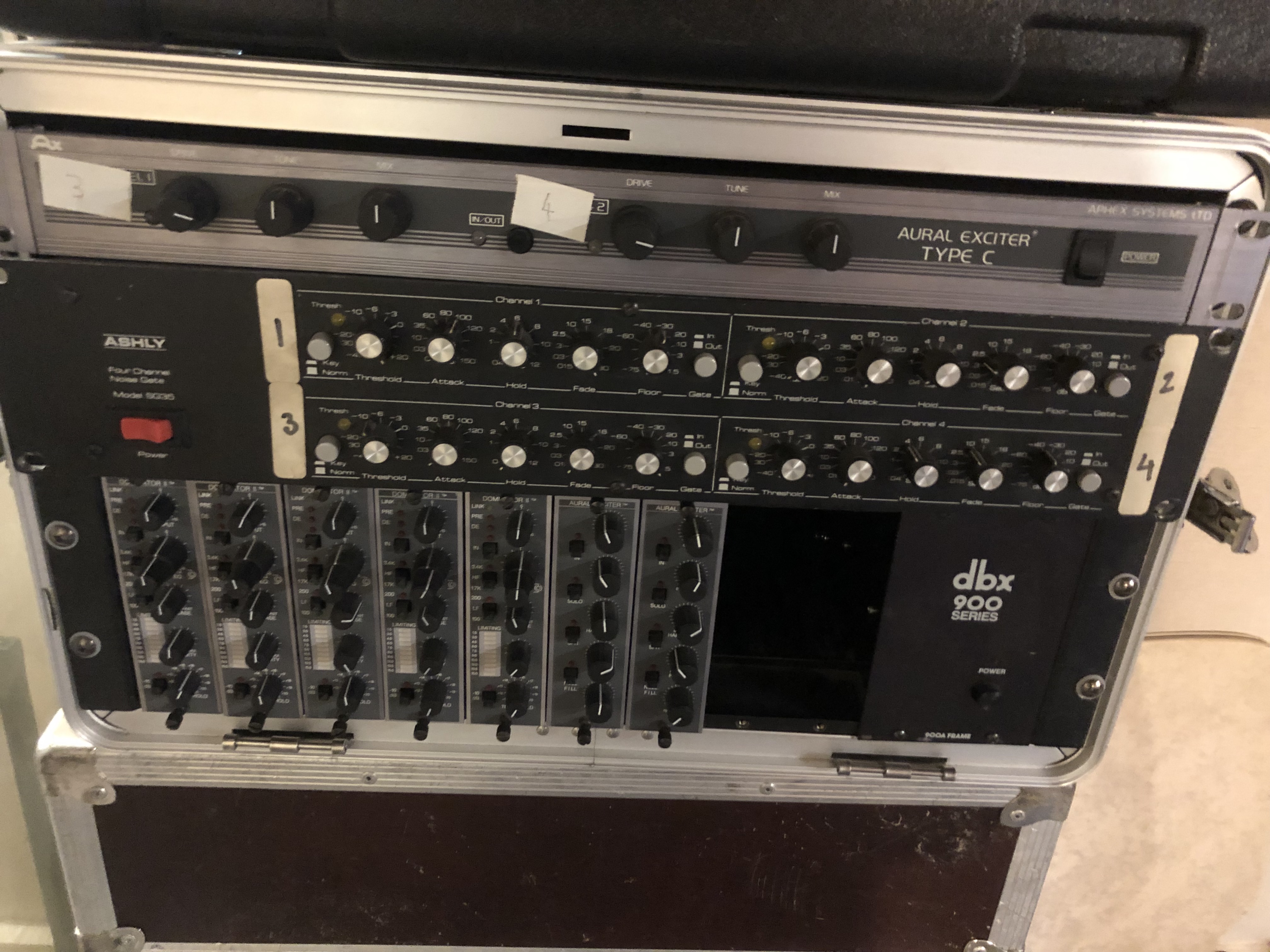 rack DBX 900 avec 7 modules APHEX (compellors & aural exciters) - 