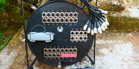 Boîtier de scène multipaire 28 in 8 out , sorties Y deux épanouis de 28.