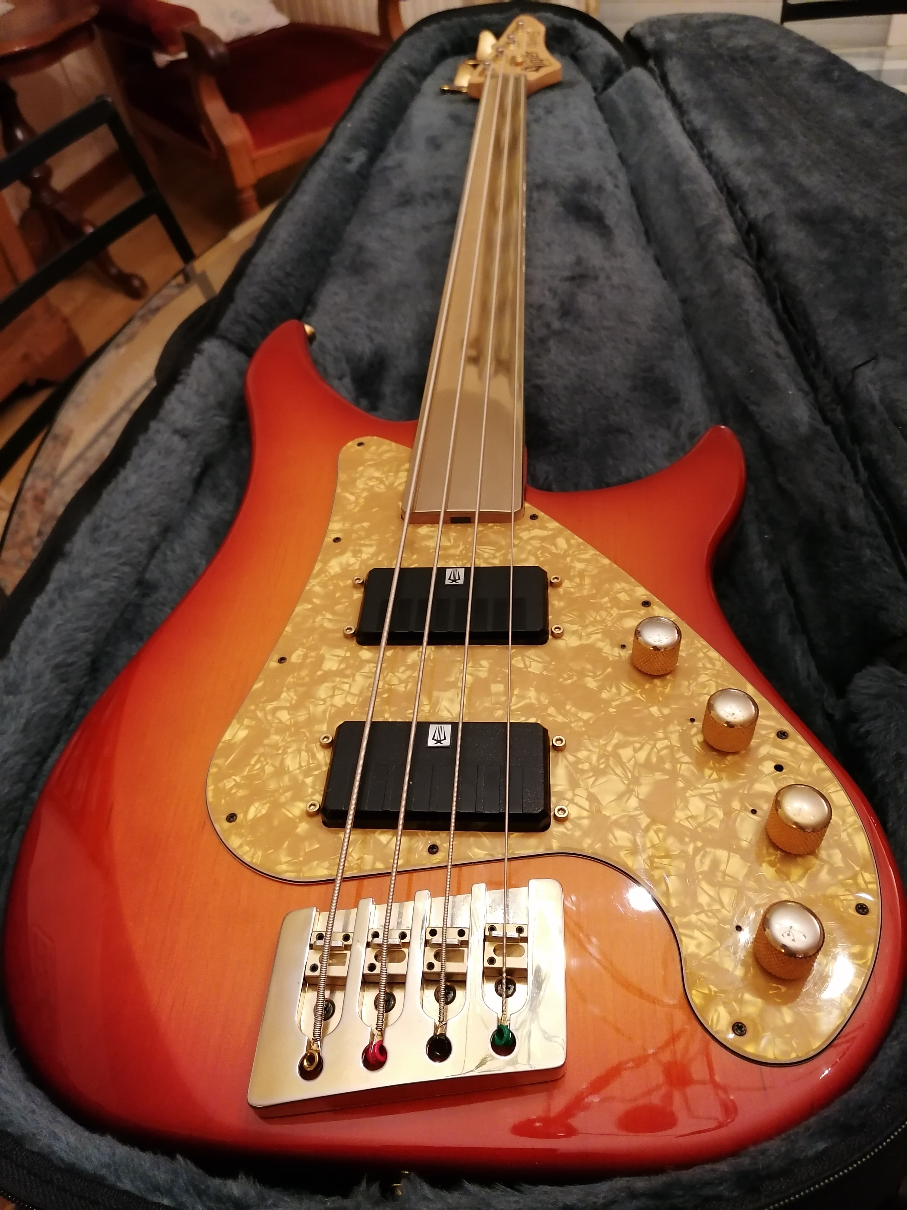 Vends basse Vigier Excess original 4C fretless metal delta 
